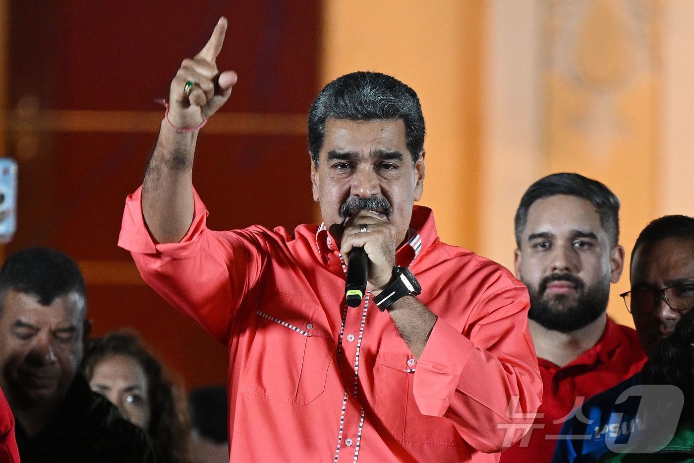 본문 이미지 - 니콜라스 마두로 베네수엘라 대통령이 2025년 5월 25일 카라카스의 볼리바르 광장에서 의회 및 지역 선거 결과를 축하하며 지지자들에게 연설하고 있다. ⓒ AFP=뉴스1 ⓒ News1 신기림 기자