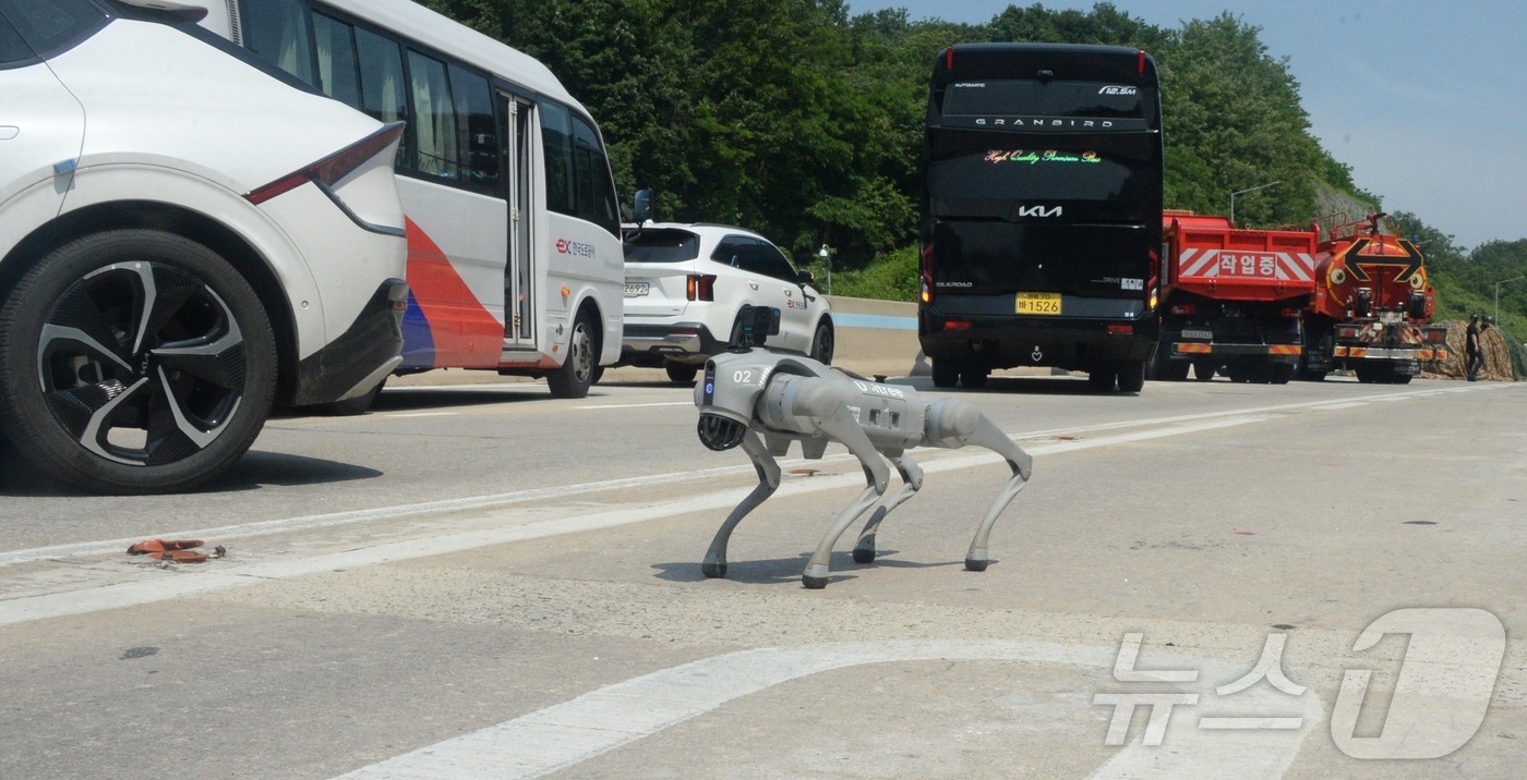 (완주=뉴스1) 유경석 기자 = 2025년 재난대응 안전한국훈련이 실시된 26일 전북 완주군 익산장수고속도로 완주휴게소에서 관계자들이 실전 같은 진지한 모습으로 훈련에 임하고 있다 …