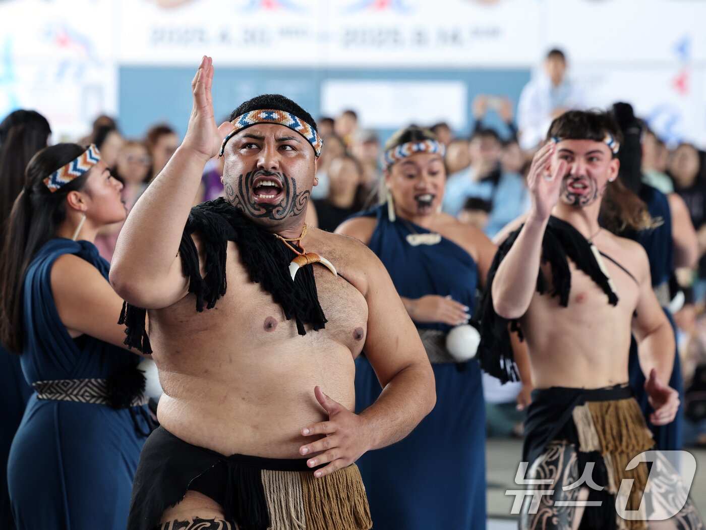 본문 이미지 - 26일 오후 서울 용산구 국립중앙박물관 열린마당에서 그룹 '히와(HIWA)'가 '마나 모아나-신성한 바다의 예술, 오세아니아' 특별전 기념 마오리 '카파 하카(kapa haka)' 공연을 선보이고 있다. 2025.5.26/뉴스1 ⓒ News1 황기선 기자
