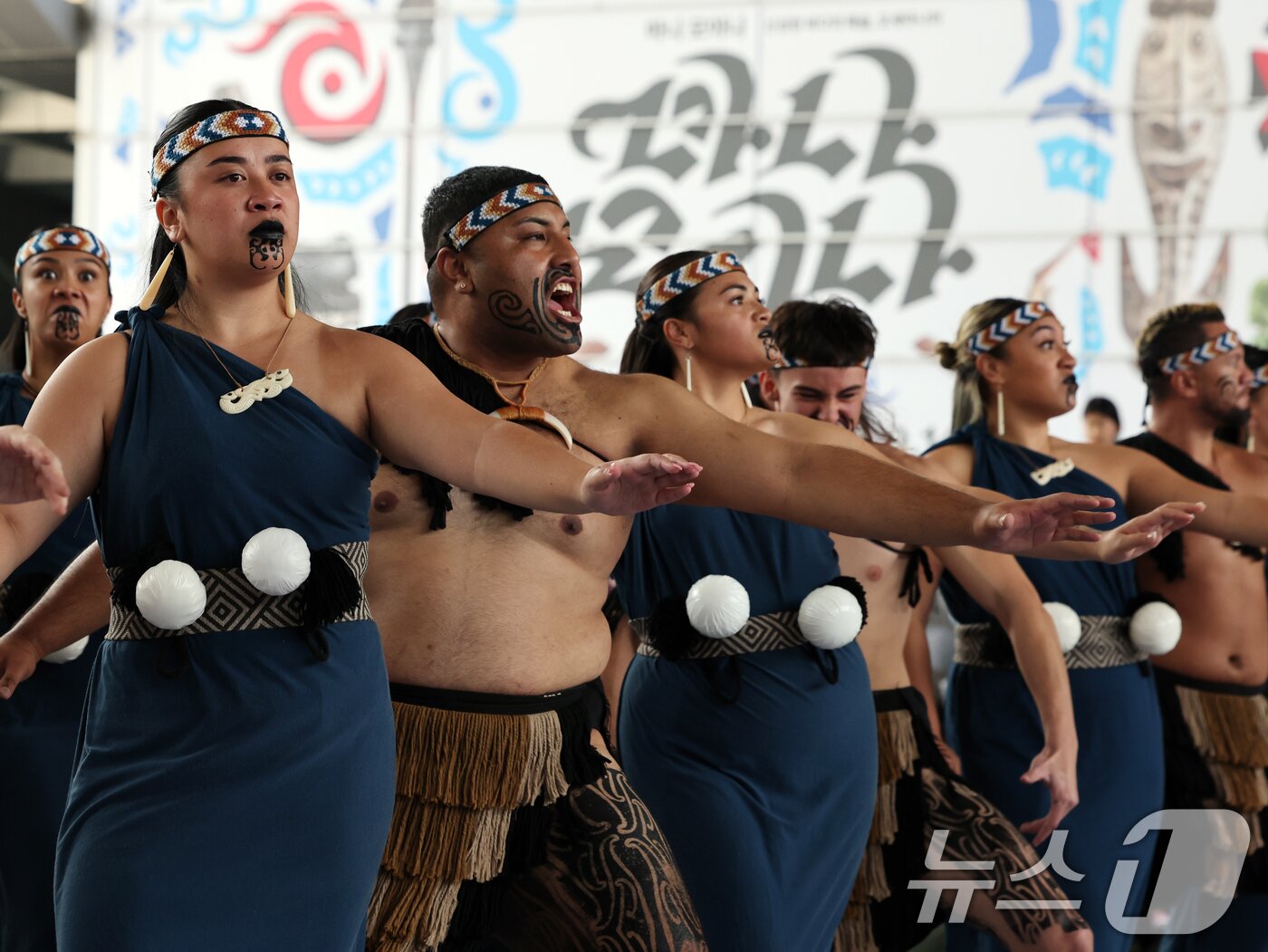 본문 이미지 - 26일 오후 서울 용산구 국립중앙박물관 열린마당에서 그룹 '히와(HIWA)'가 '마나 모아나-신성한 바다의 예술, 오세아니아' 특별전 기념 마오리 '카파 하카(kapa haka)' 공연을 선보이고 있다. 2025.5.26/뉴스1 ⓒ News1 황기선 기자