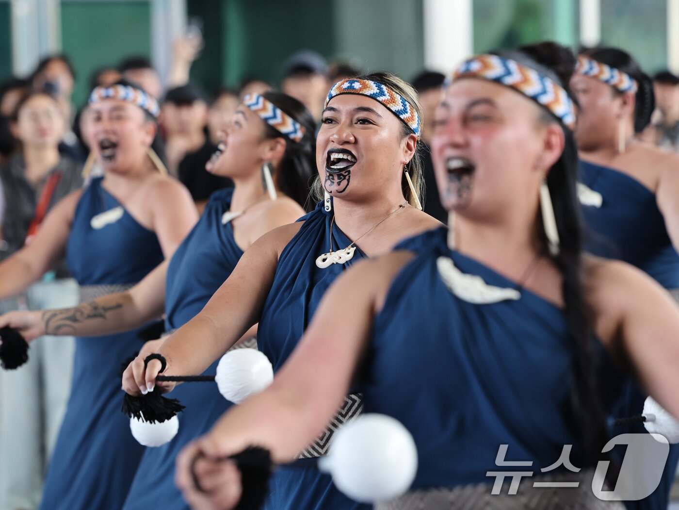본문 이미지 - 26일 오후 서울 용산구 국립중앙박물관 열린마당에서 그룹 '히와(HIWA)'가 '마나 모아나-신성한 바다의 예술, 오세아니아' 특별전 기념 마오리 '카파 하카(kapa haka)' 공연을 선보이고 있다.2025.5.26/뉴스1 ⓒ News1 황기선 기자
