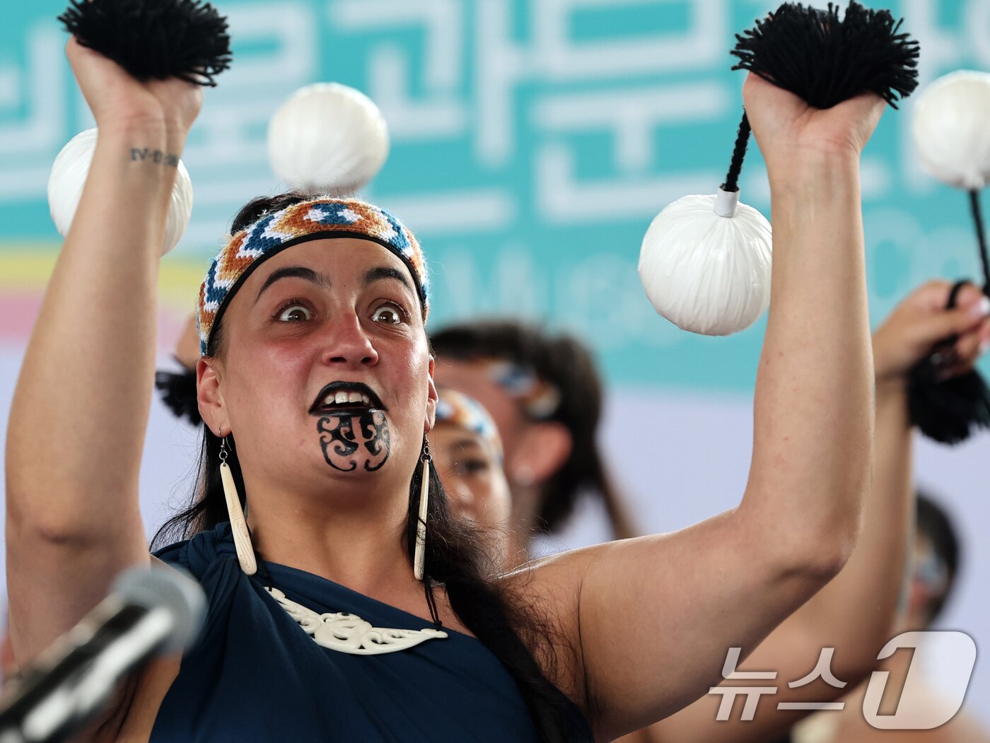 본문 이미지 - 26일 오후 서울 용산구 국립중앙박물관 열린마당에서 그룹 '히와(HIWA)'가 '마나 모아나-신성한 바다의 예술, 오세아니아' 특별전 기념 마오리 '카파 하카(kapa haka)' 공연을 선보이고 있다. 2025.5.26/뉴스1 ⓒ News1 황기선 기자