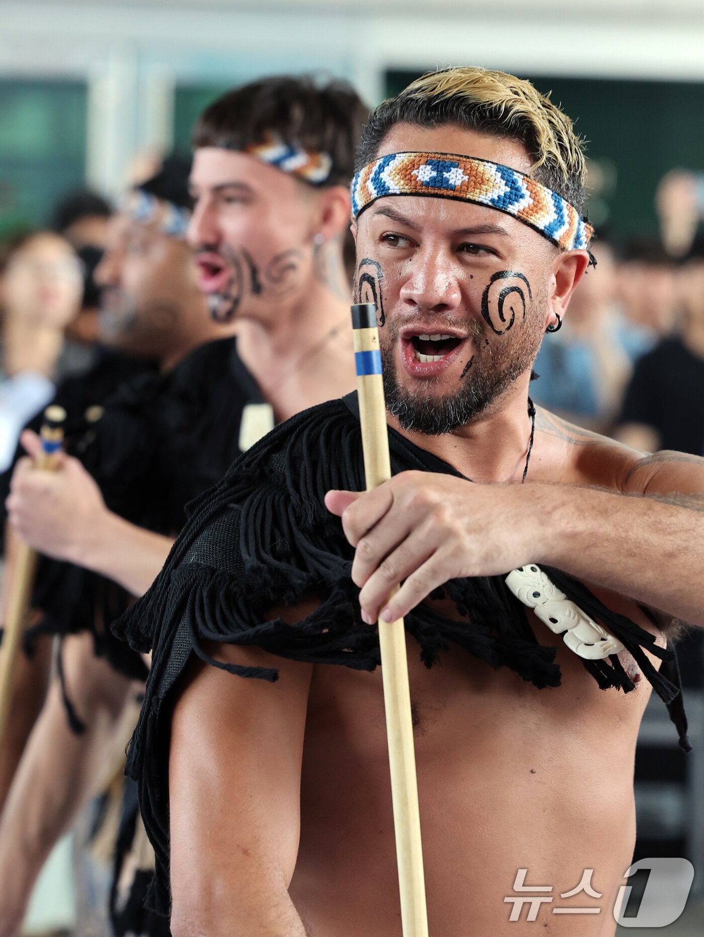 본문 이미지 - 26일 오후 서울 용산구 국립중앙박물관 열린마당에서 그룹 '히와(HIWA)'가 '마나 모아나-신성한 바다의 예술, 오세아니아' 특별전 기념 마오리 '카파 하카(kapa haka)' 공연을 선보이고 있다. 2025.5.26/뉴스1 ⓒ News1 황기선 기자