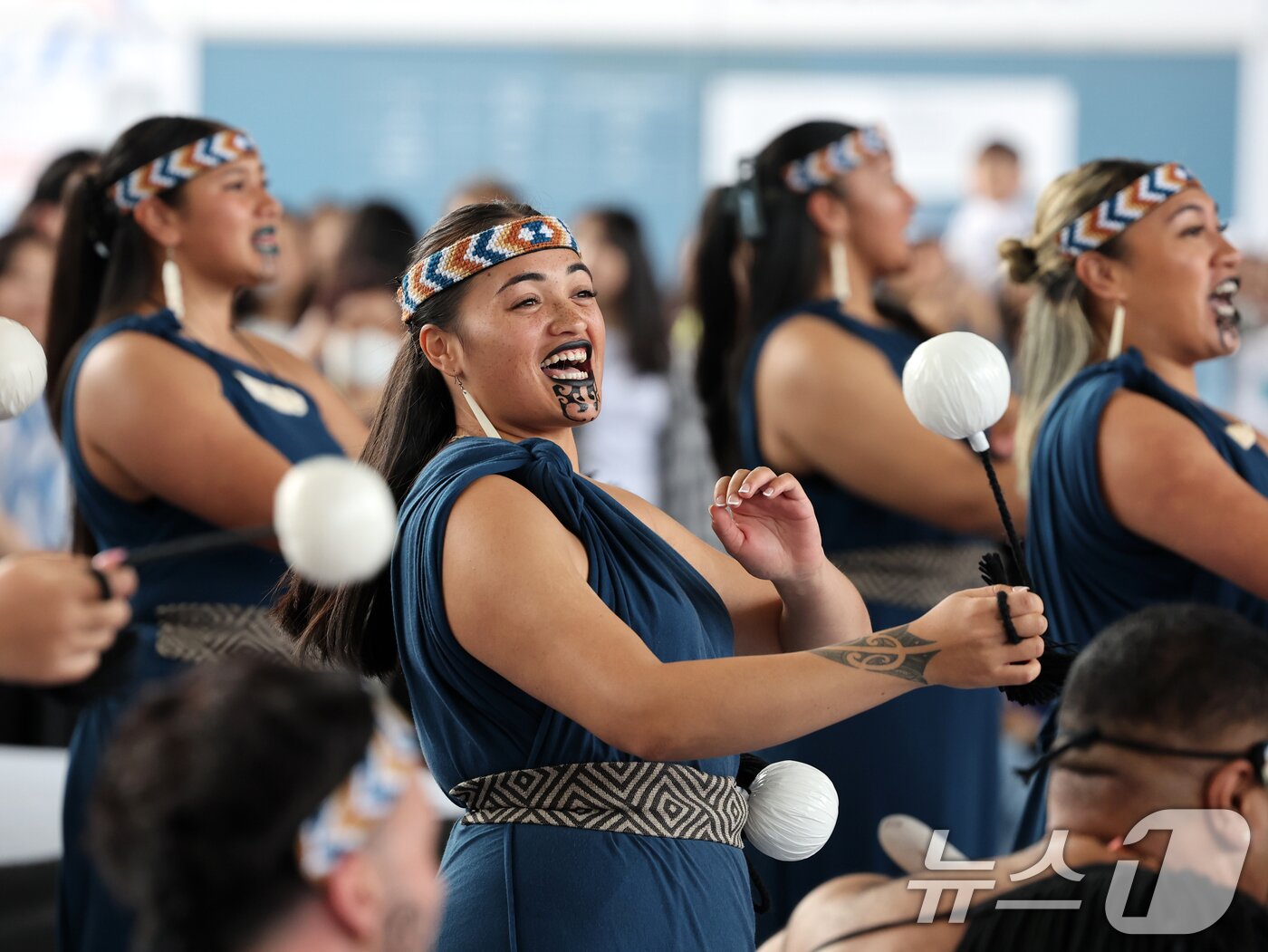 본문 이미지 - 26일 오후 서울 용산구 국립중앙박물관 열린마당에서 그룹 '히와(HIWA)'가 '마나 모아나-신성한 바다의 예술, 오세아니아' 특별전 기념 마오리 '카파 하카(kapa haka)' 공연을 선보이고 있다. 2025.5.26/뉴스1 ⓒ News1 황기선 기자