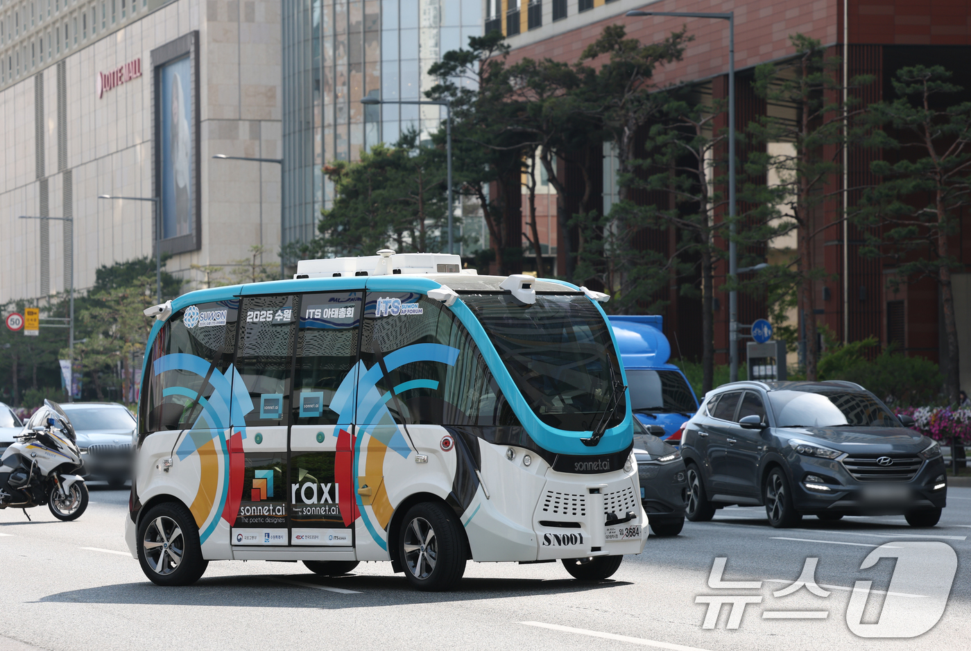 (수원=뉴스1) 김영운 기자 = 제20회 '지능형 교통체계(ITS) 아시아태평양총회' 개막을 이틀 앞둔 26일 오후 경기 수원시 영통구 수원컨벤션센터 앞에서 자율주행차량이 시운전을 …
