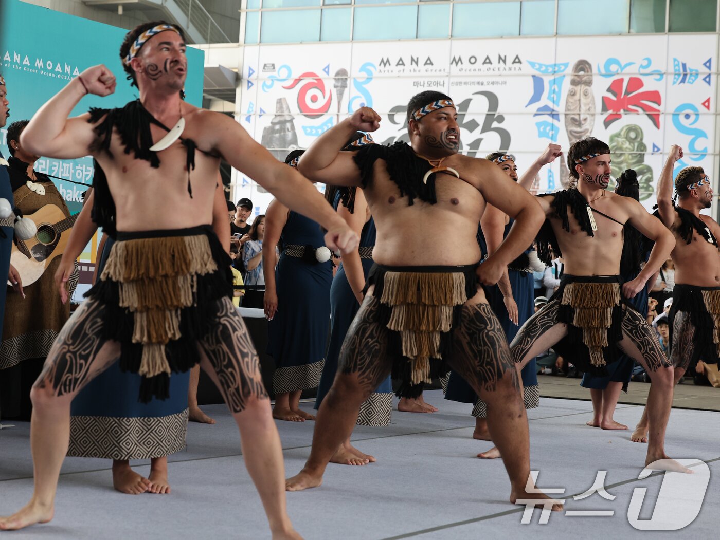 본문 이미지 - 26일 오후 서울 용산구 국립중앙박물관 열린마당에서 그룹 '히와(HIWA)'가 '마나 모아나-신성한 바다의 예술, 오세아니아' 특별전 기념 마오리 '카파 하카(kapa haka)' 공연을 선보이고 있다. 2025.5.26/뉴스1 ⓒ News1 황기선 기자