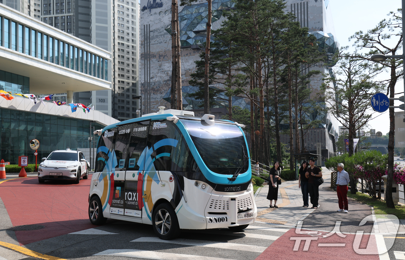 (수원=뉴스1) 김영운 기자 = 제20회 '지능형 교통체계(ITS) 아시아태평양총회' 개막을 이틀 앞둔 26일 오후 경기 수원시 영통구 수원컨벤션센터 앞에서 자율주행차량이 시운전을 …