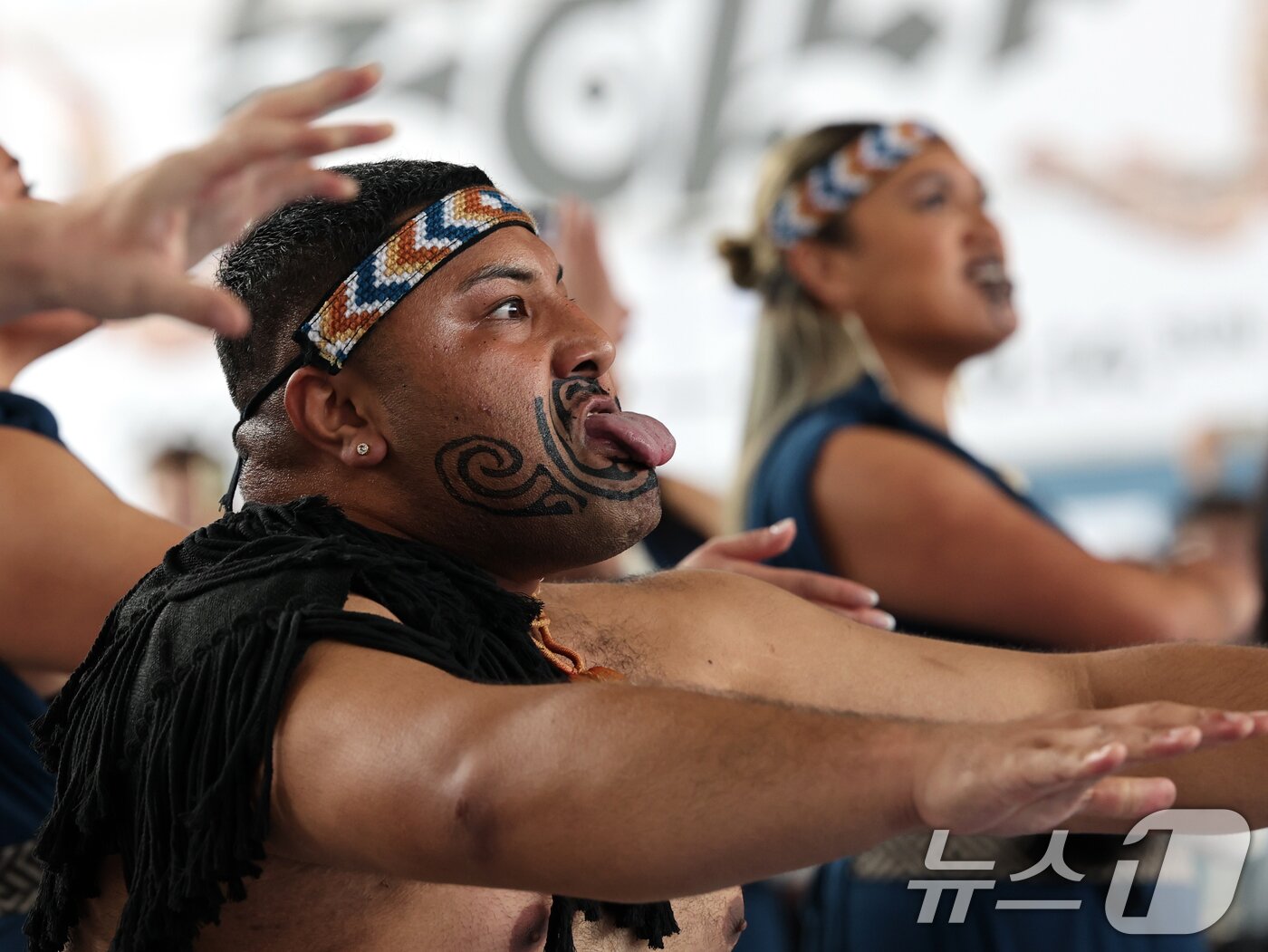 본문 이미지 - 26일 오후 서울 용산구 국립중앙박물관 열린마당에서 그룹 '히와(HIWA)'가 '마나 모아나-신성한 바다의 예술, 오세아니아' 특별전 기념 마오리 '카파 하카(kapa haka)' 공연을 선보이고 있다.  2025.5.26/뉴스1 ⓒ News1 황기선 기자
