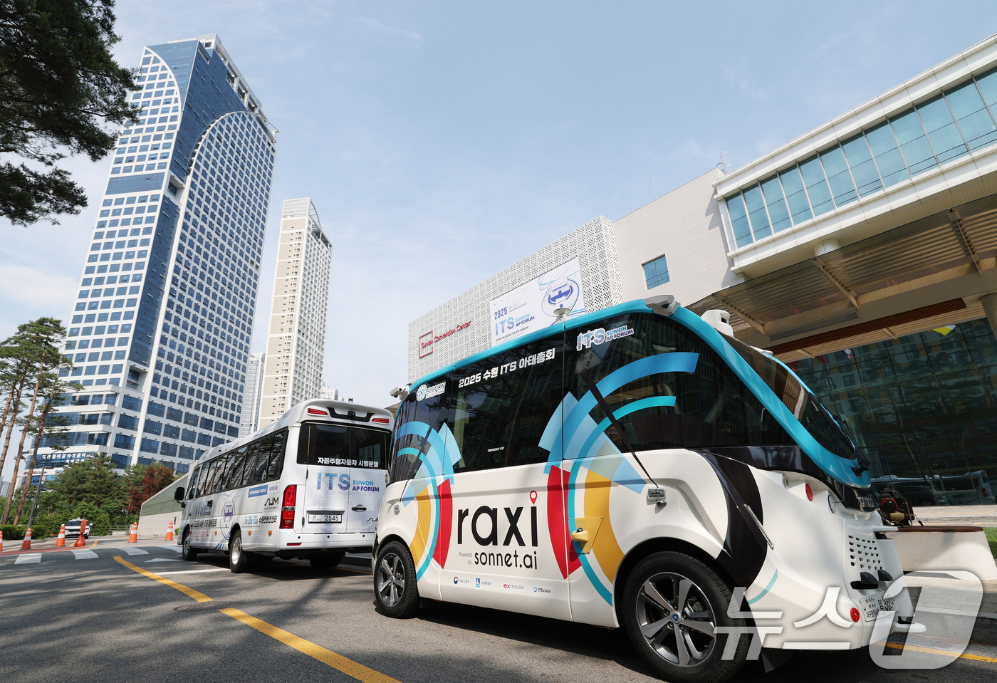 (수원=뉴스1) 김영운 기자 = 제20회 '지능형 교통체계(ITS) 아시아태평양총회' 개막을 이틀 앞둔 26일 오후 경기 수원시 영통구 수원컨벤션센터 앞에서 자율주행차량이 대기하고 …