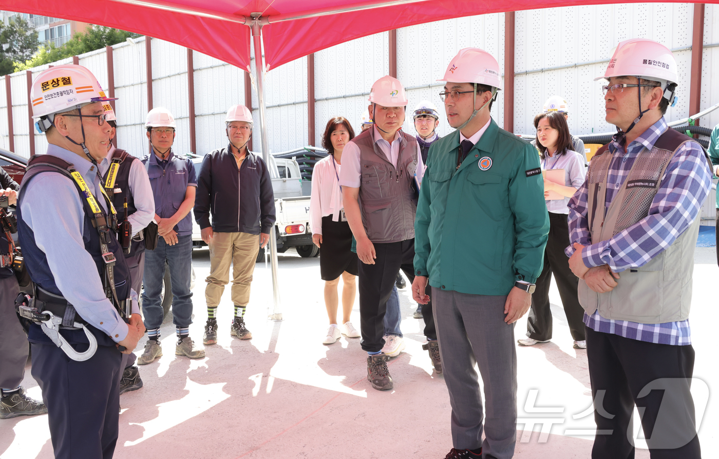 (대전=뉴스1) 이동원 기자 = 박희조 대전 동구청장이 26일 여름철 집중호우 등 자연재난에 선제적으로 대비하기 위해 성남동1구역 재개발 공사현장에서 ‘2025년 대한민국 안전大전 …