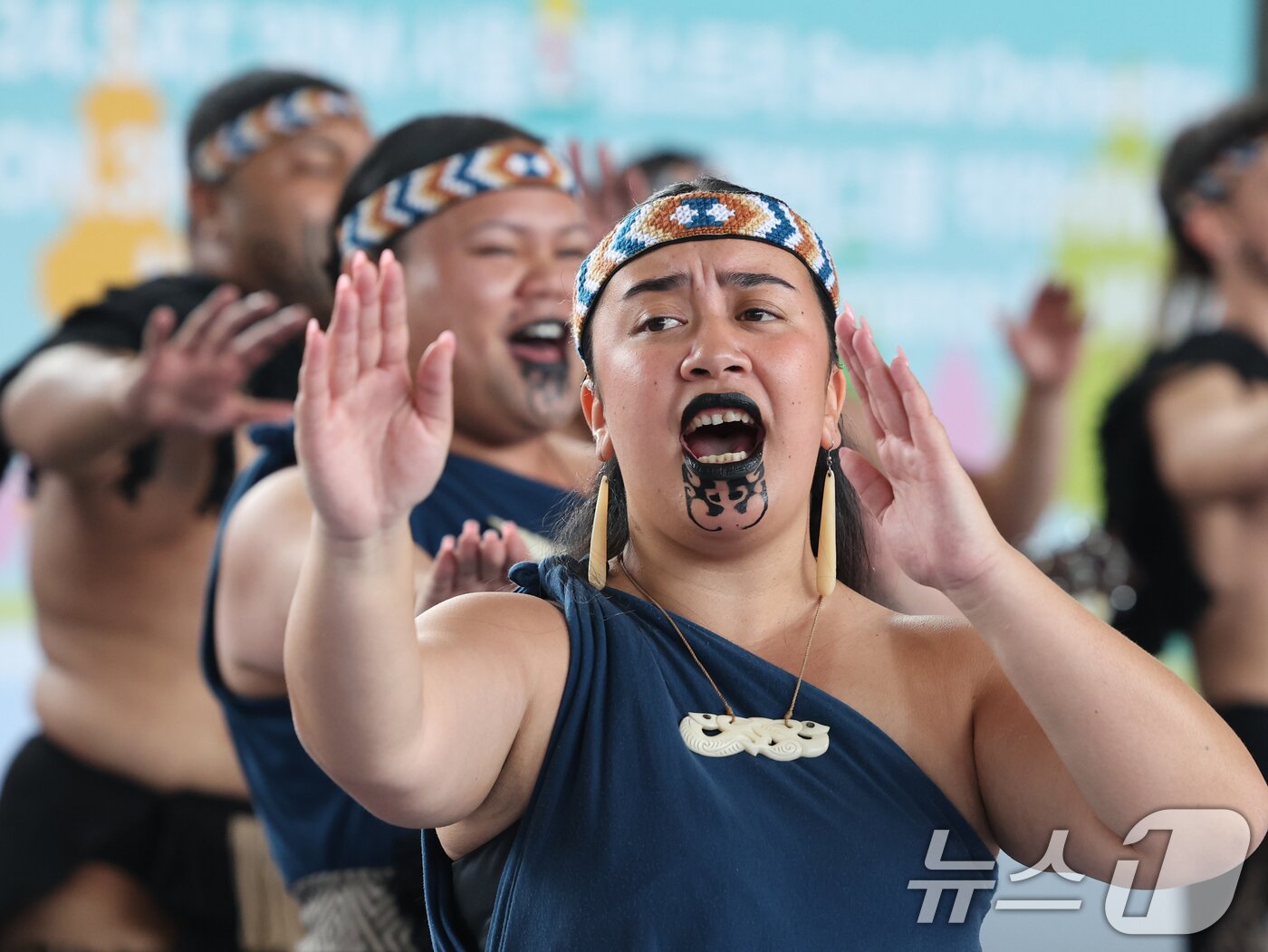 본문 이미지 - 26일 오후 서울 용산구 국립중앙박물관 열린마당에서 그룹 '히와(HIWA)'가 '마나 모아나-신성한 바다의 예술, 오세아니아' 특별전 기념 마오리 '카파 하카(kapa haka)' 공연을 선보이고 있다.  2025.5.26/뉴스1 ⓒ News1 황기선 기자