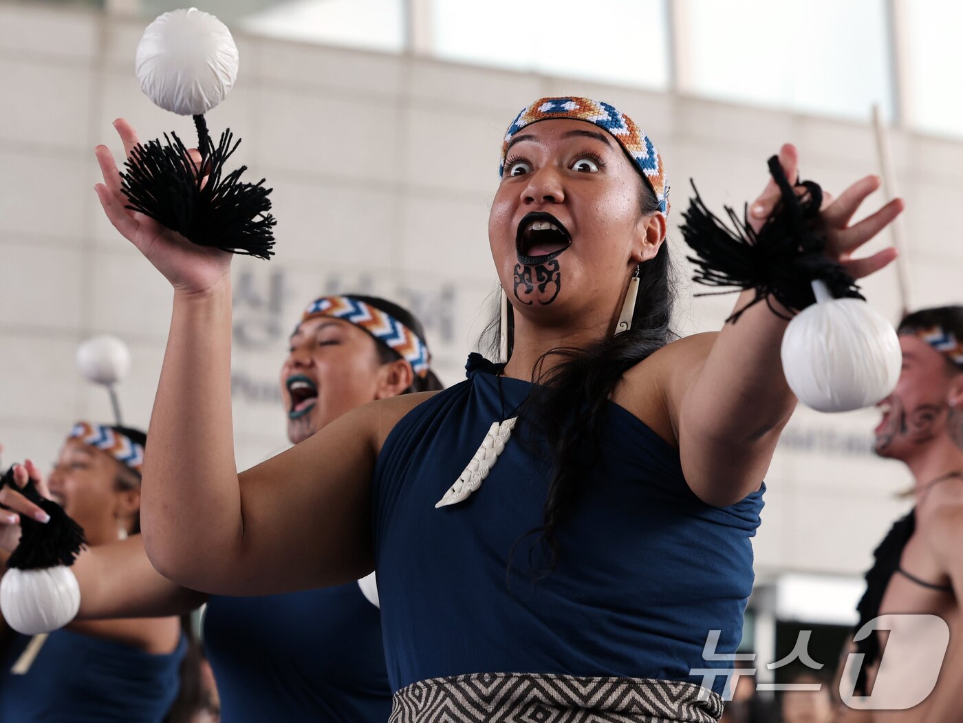 본문 이미지 - 26일 오후 서울 용산구 국립중앙박물관 열린마당에서 그룹 '히와(HIWA)'가 '마나 모아나-신성한 바다의 예술, 오세아니아' 특별전 기념 마오리 '카파 하카(kapa haka)' 공연을 선보이고 있다. 2025.5.26/뉴스1 ⓒ News1 황기선 기자