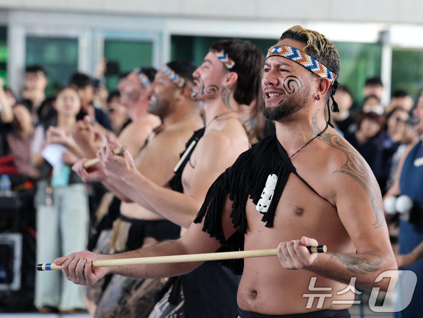 본문 이미지 - 26일 오후 서울 용산구 국립중앙박물관 열린마당에서 그룹 '히와(HIWA)'가 '마나 모아나-신성한 바다의 예술, 오세아니아' 특별전 기념 마오리 '카파 하카(kapa haka)' 공연을 선보이고 있다.  2025.5.26/뉴스1 ⓒ News1 황기선 기자