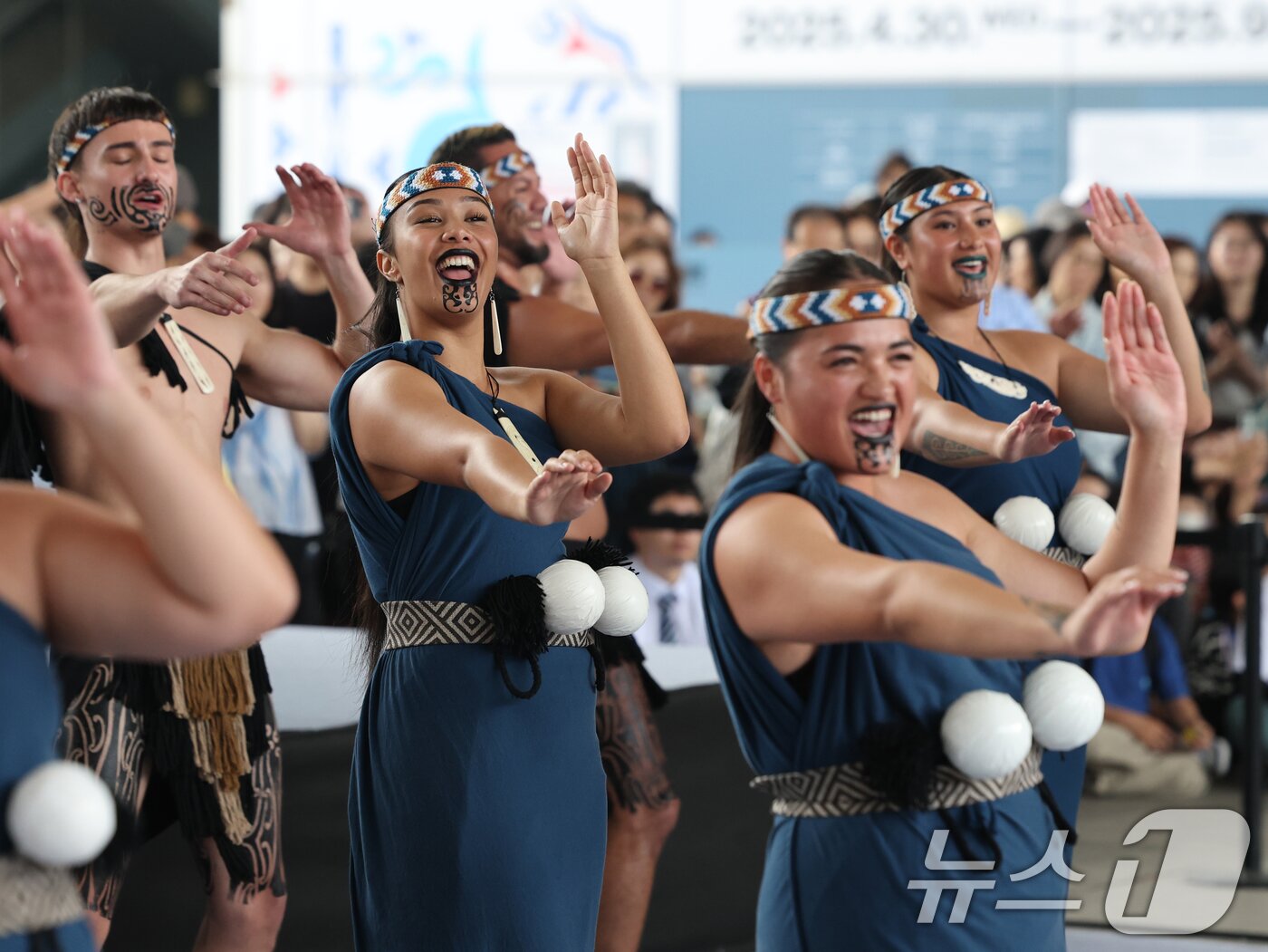 본문 이미지 - 26일 오후 서울 용산구 국립중앙박물관 열린마당에서 그룹 '히와(HIWA)'가 '마나 모아나-신성한 바다의 예술, 오세아니아' 특별전 기념 마오리 '카파 하카(kapa haka)' 공연을 선보이고 있다. 2025.5.26/뉴스1 ⓒ News1 황기선 기자