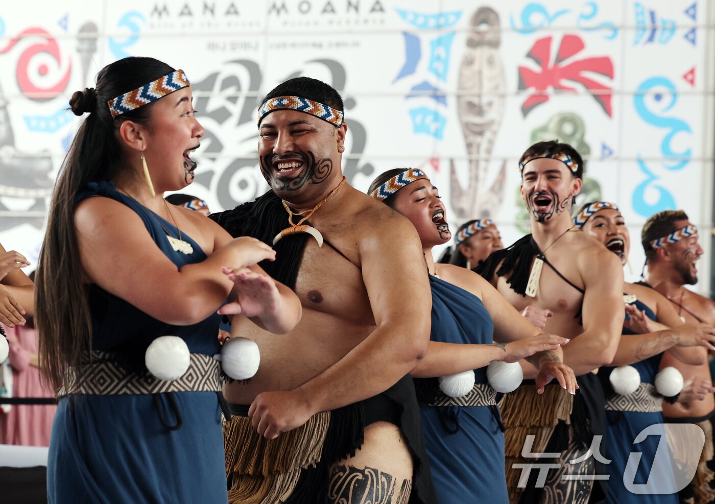 본문 이미지 - 26일 오후 서울 용산구 국립중앙박물관 열린마당에서 그룹 '히와(HIWA)'가 '마나 모아나-신성한 바다의 예술, 오세아니아' 특별전 기념 마오리 '카파 하카(kapa haka)' 공연을 선보이고 있다. 2025.5.26/뉴스1 ⓒ News1 황기선 기자