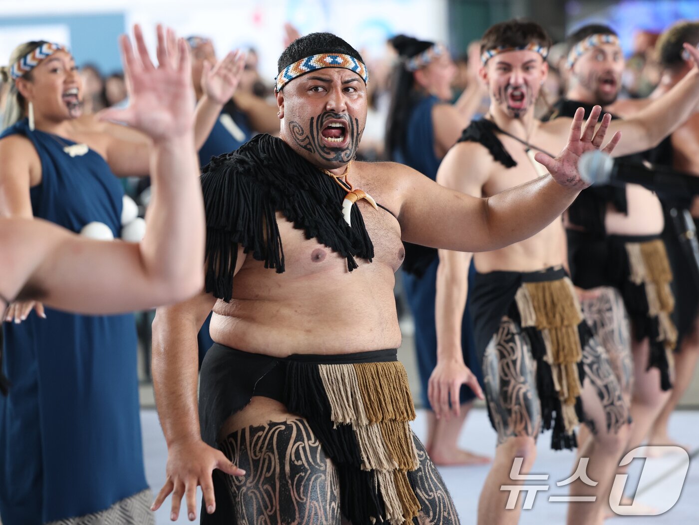 본문 이미지 - 26일 오후 서울 용산구 국립중앙박물관 열린마당에서 그룹 '히와(HIWA)'가 '마나 모아나-신성한 바다의 예술, 오세아니아' 특별전 기념 마오리 '카파 하카(kapa haka)' 공연을 선보이고 있다. 2025.5.26/뉴스1 ⓒ News1 황기선 기자
