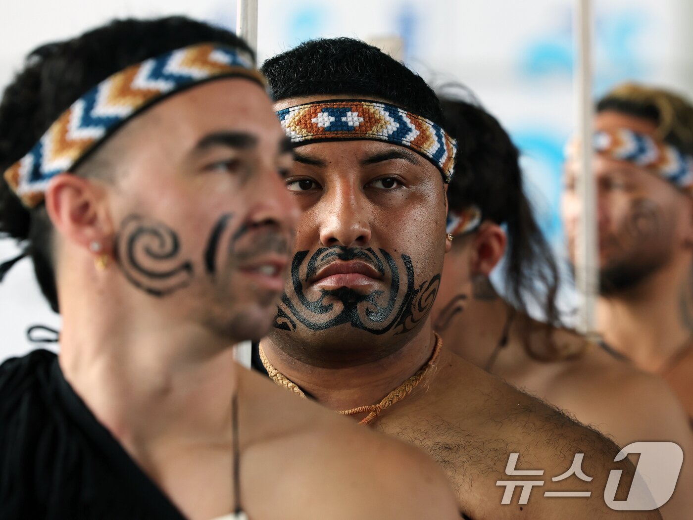 본문 이미지 - 26일 오후 서울 용산구 국립중앙박물관 열린마당에서 그룹 '히와(HIWA)'가 '마나 모아나-신성한 바다의 예술, 오세아니아' 특별전 기념 마오리 '카파 하카(kapa haka)' 공연을 선보이고 있다. 2025.5.26/뉴스1 ⓒ News1 황기선 기자
