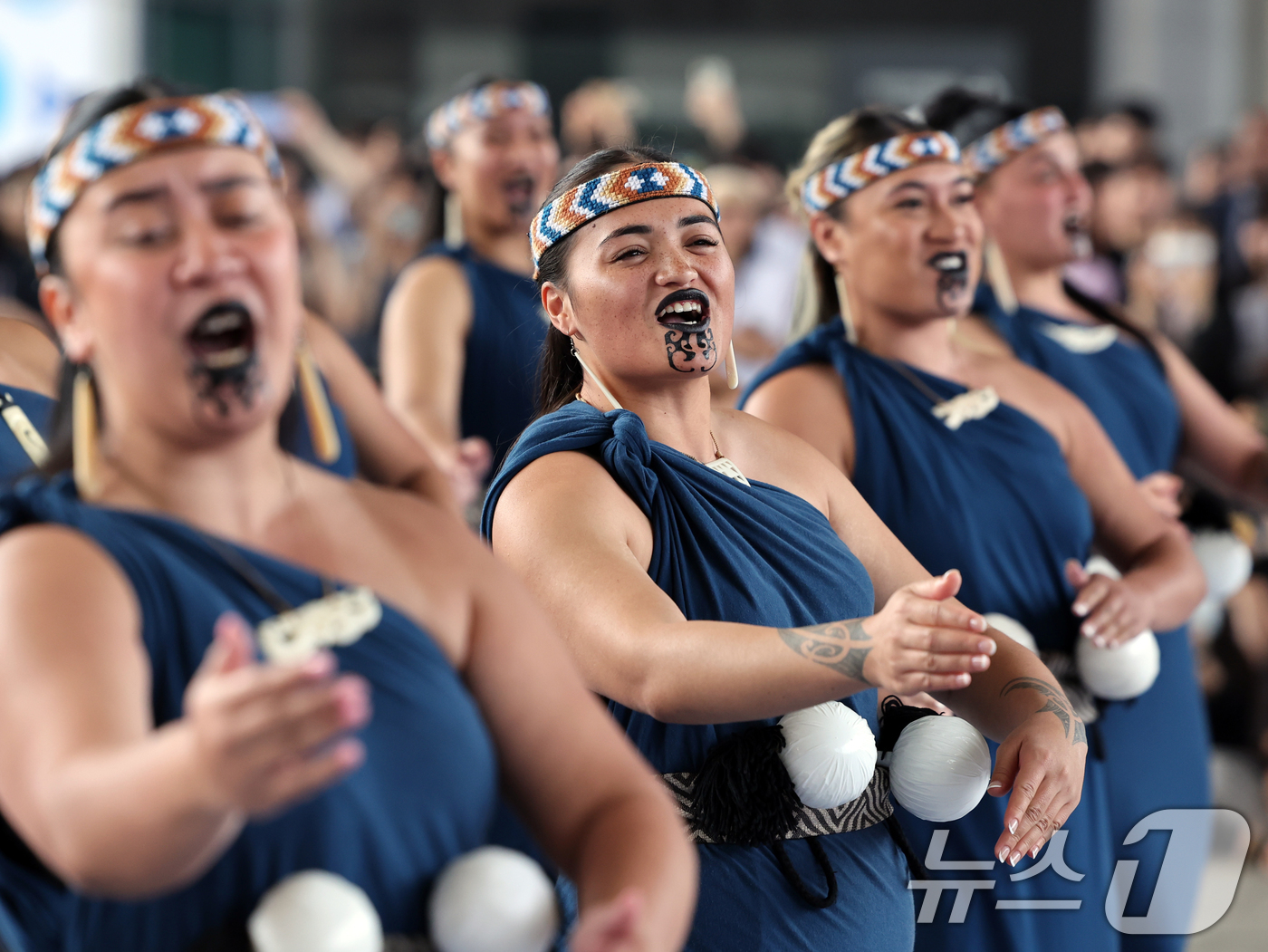 (서울=뉴스1) 황기선 기자 = 26일 오후 서울 용산구 국립중앙박물관 열린마당에서 그룹 '히와(HIWA)'가 '마나 모아나-신성한 바다의 예술, 오세아니아' 특별전 기념 마오리 …