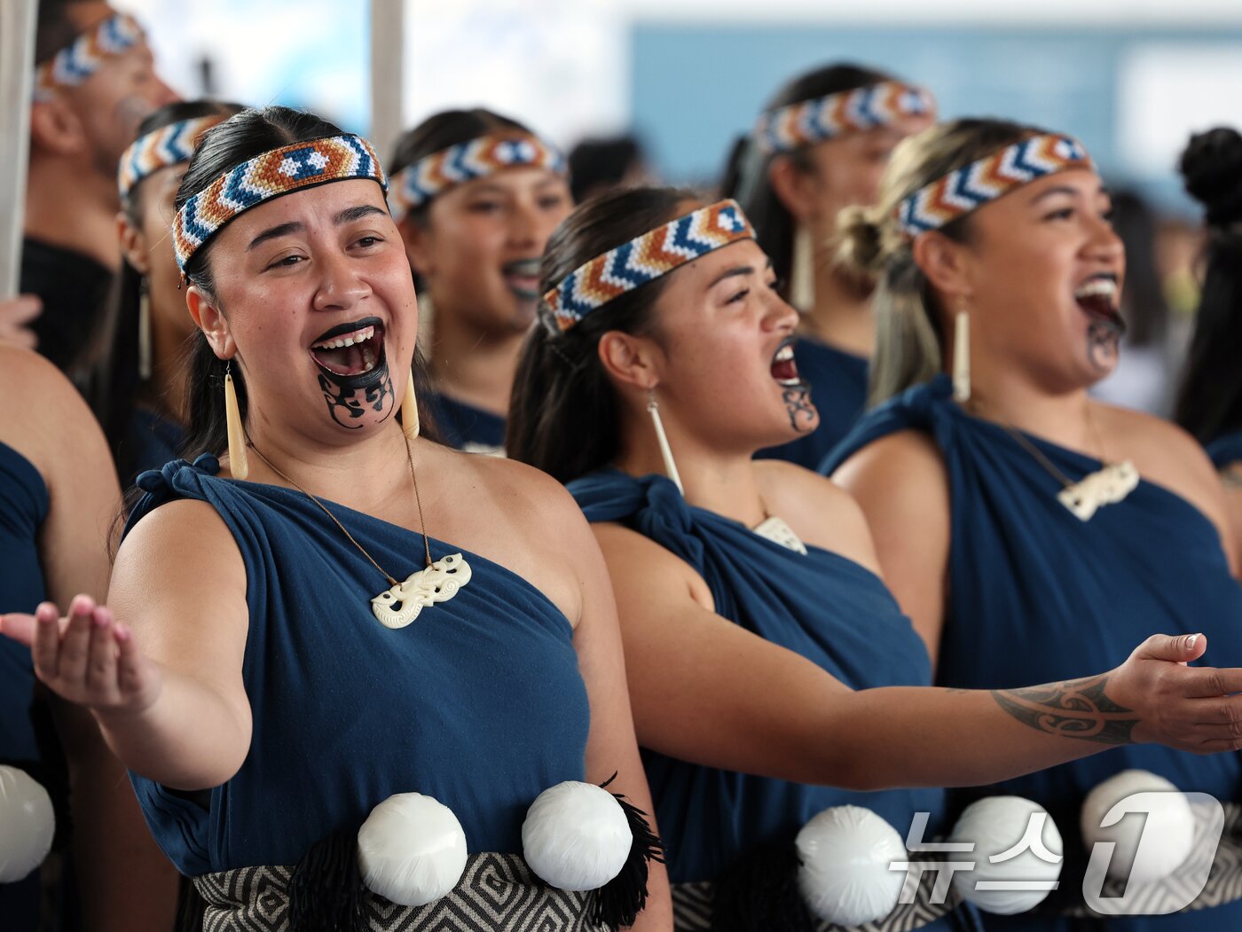 본문 이미지 - 26일 오후 서울 용산구 국립중앙박물관 열린마당에서 그룹 '히와(HIWA)'가 '마나 모아나-신성한 바다의 예술, 오세아니아' 특별전 기념 마오리 '카파 하카(kapa haka)' 공연을 선보이고 있다. 2025.5.26/뉴스1 ⓒ News1 황기선 기자