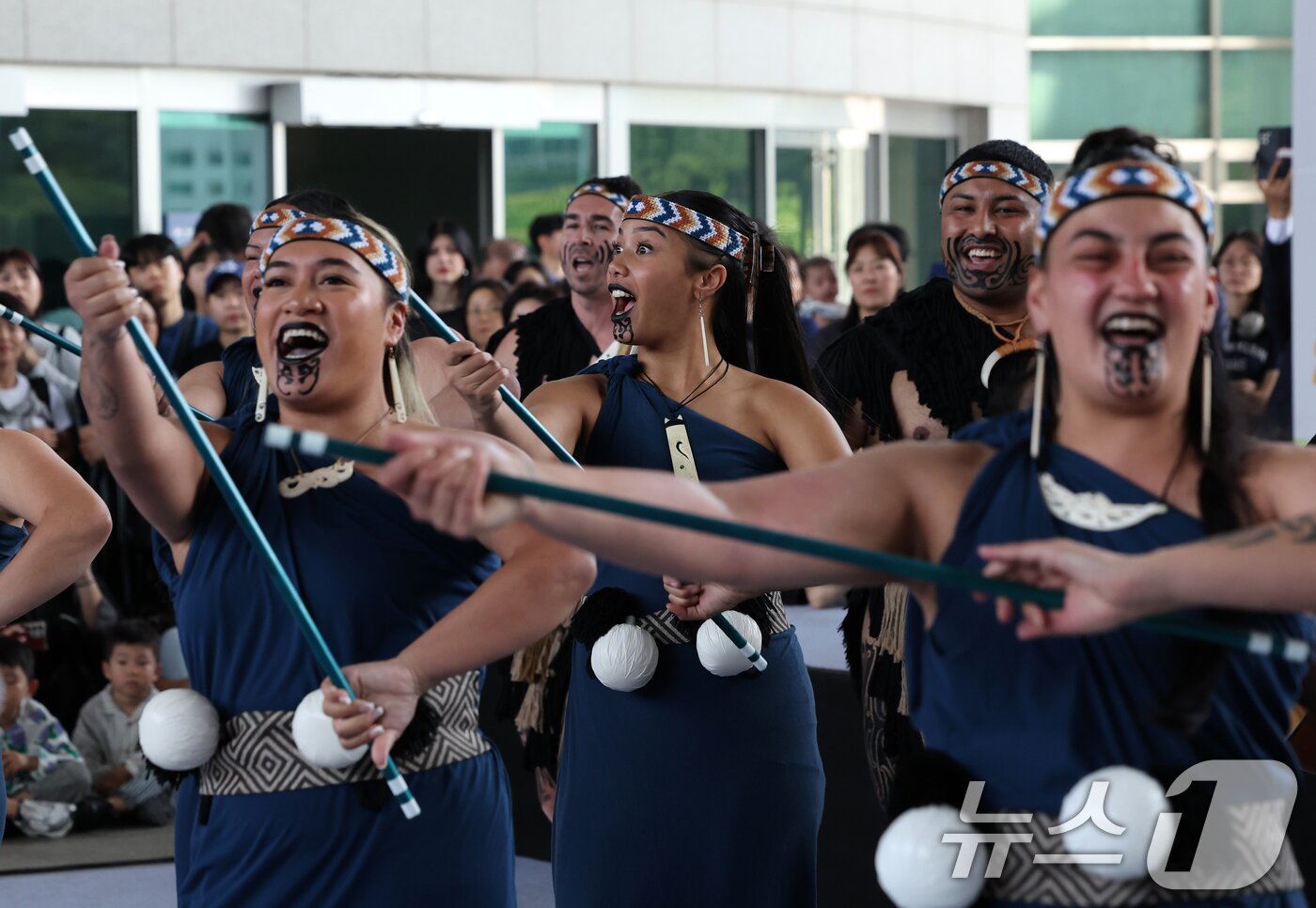 본문 이미지 - 26일 오후 서울 용산구 국립중앙박물관 열린마당에서 그룹 '히와(HIWA)'가 '마나 모아나-신성한 바다의 예술, 오세아니아' 특별전 기념 마오리 '카파 하카(kapa haka)' 공연을 선보이고 있다.  2025.5.26/뉴스1 ⓒ News1 황기선 기자
