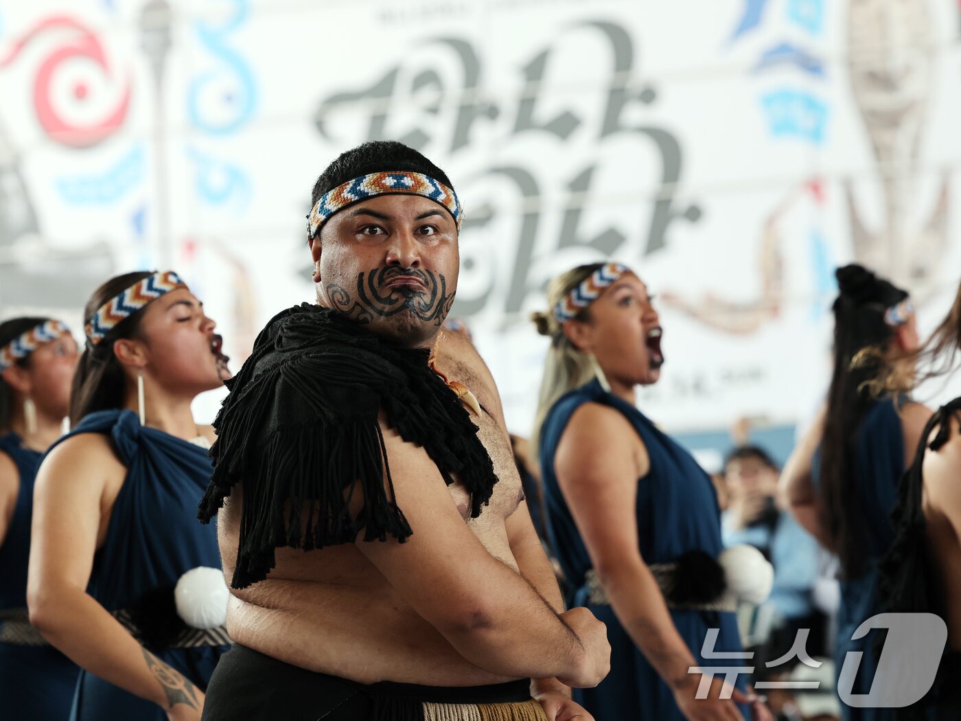 본문 이미지 - 26일 오후 서울 용산구 국립중앙박물관 열린마당에서 그룹 '히와(HIWA)'가 '마나 모아나-신성한 바다의 예술, 오세아니아' 특별전 기념 마오리 '카파 하카(kapa haka)' 공연을 선보이고 있다. 2025.5.26/뉴스1 ⓒ News1 황기선 기자