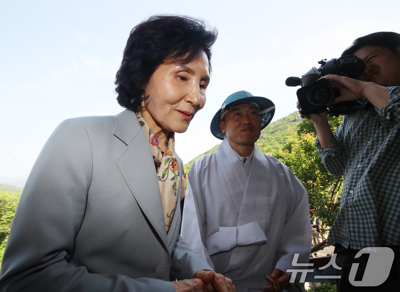 (부산=뉴스1) 윤일지 기자 = 김문수 국민의힘 대통령 후보 부인 설난영 여사가 26일 오후 부산 금정구 범어사 안양암을 방문해 주지 정오스님과 대화하며 이동하고 있다. 2025. …