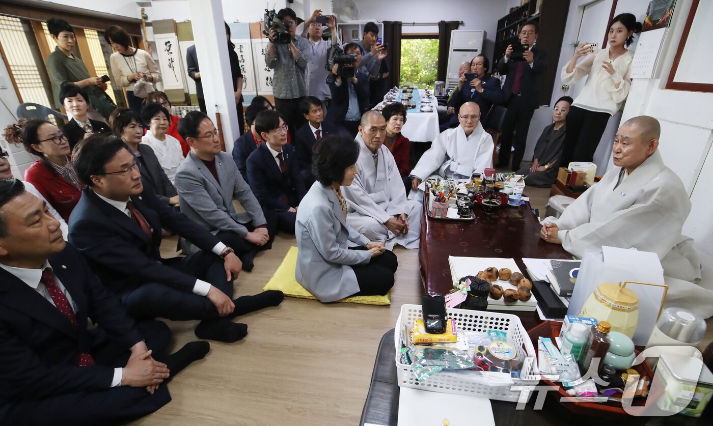 본문 이미지 - 김문수 국민의힘 대통령 후보 부인 설난영 여사가 26일 오후 부산 금정구 범어사 안양암을 방문해 방장 정여스님을 예방하고 있다. 2025.5.26/뉴스1 ⓒ News1 윤일지 기자