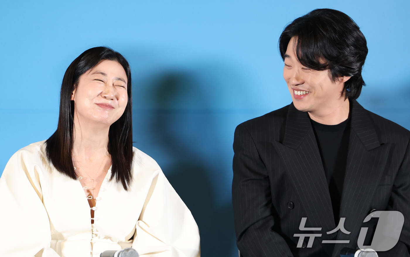 (서울=뉴스1) 권현진 기자 = 배우 라미란과 안재홍(오른쪽)이 26일 서울 용산구 CGV용산아이파트몰에서 열린 영화 '하이파이브‘(감독 강형철) 언론시사회에 참석해 미소를 짓고 …