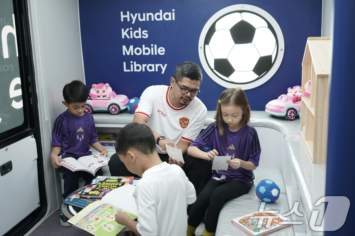 (서울=뉴스1) = 현대자동차는 26일(현지시간) 인도네시아 브카시 델타마스 공단에 위치한 현대자동차 인도네시아 공장에서 동남아시아축구연맹과 조인식을 열고 동남아시아 권역 남자 국 …