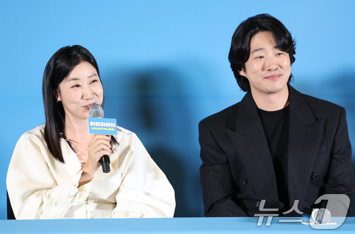 (서울=뉴스1) 권현진 기자 = 배우 라미란(왼쪽)이 26일 서울 용산구 CGV용산아이파트몰에서 열린 영화 '하이파이브‘(감독 강형철) 언론시사회에 참석해 '응팔'에서 엄마와 아들 …