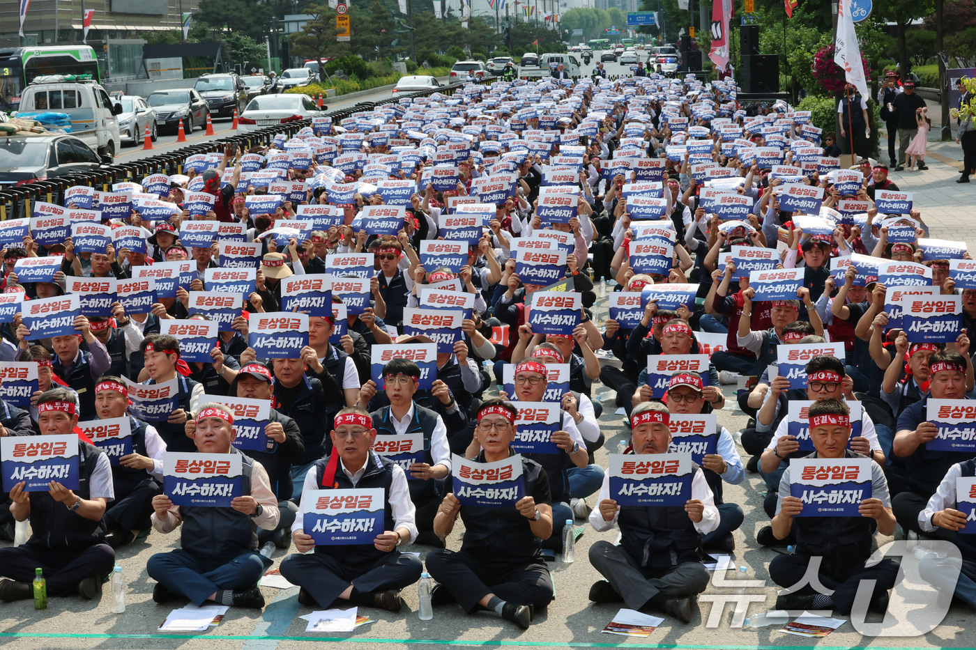 (서울=뉴스1) 박세연 기자 = 서울시버스노조 노조원들이 26일 서울 송파구 교통회관 앞에서 총파업 투쟁 승리쟁취 버스노동자 결의대회를 갖고 구호를 외치고 있다.서울, 인천, 부산 …