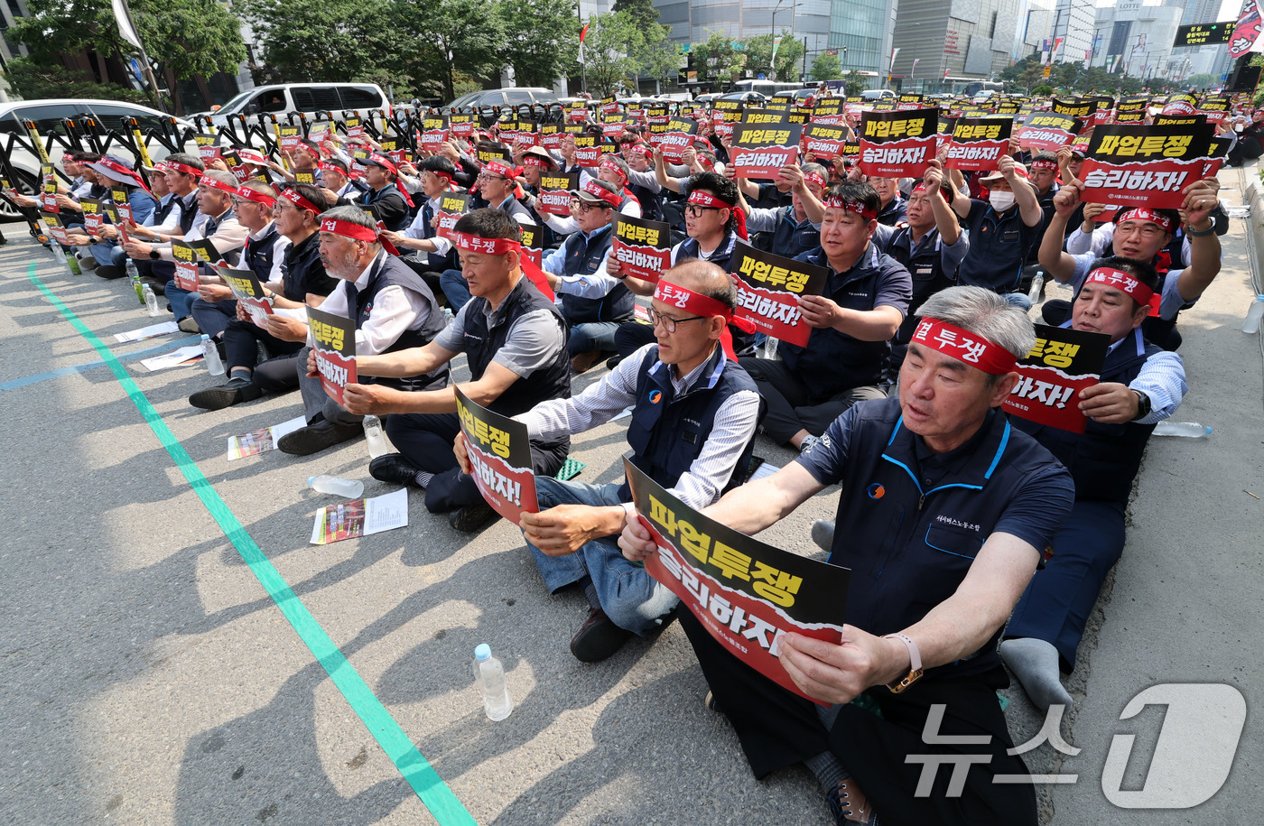 (서울=뉴스1) 박세연 기자 = 서울시버스노조 노조원들이 26일 서울 송파구 교통회관 앞에서 총파업 투쟁 승리쟁취 버스노동자 결의대회를 갖고 구호를 외치고 있다.서울, 인천, 부산 …