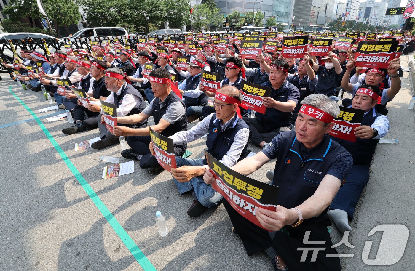 본문 이미지 - 서울시버스노조 노조원들이 서울 송파구 교통회관 앞에서 총파업 투쟁 승리쟁취 버스노동자 결의대회를 하고 있다. 2025.5.26/뉴스1 ⓒ News1 박세연 기자