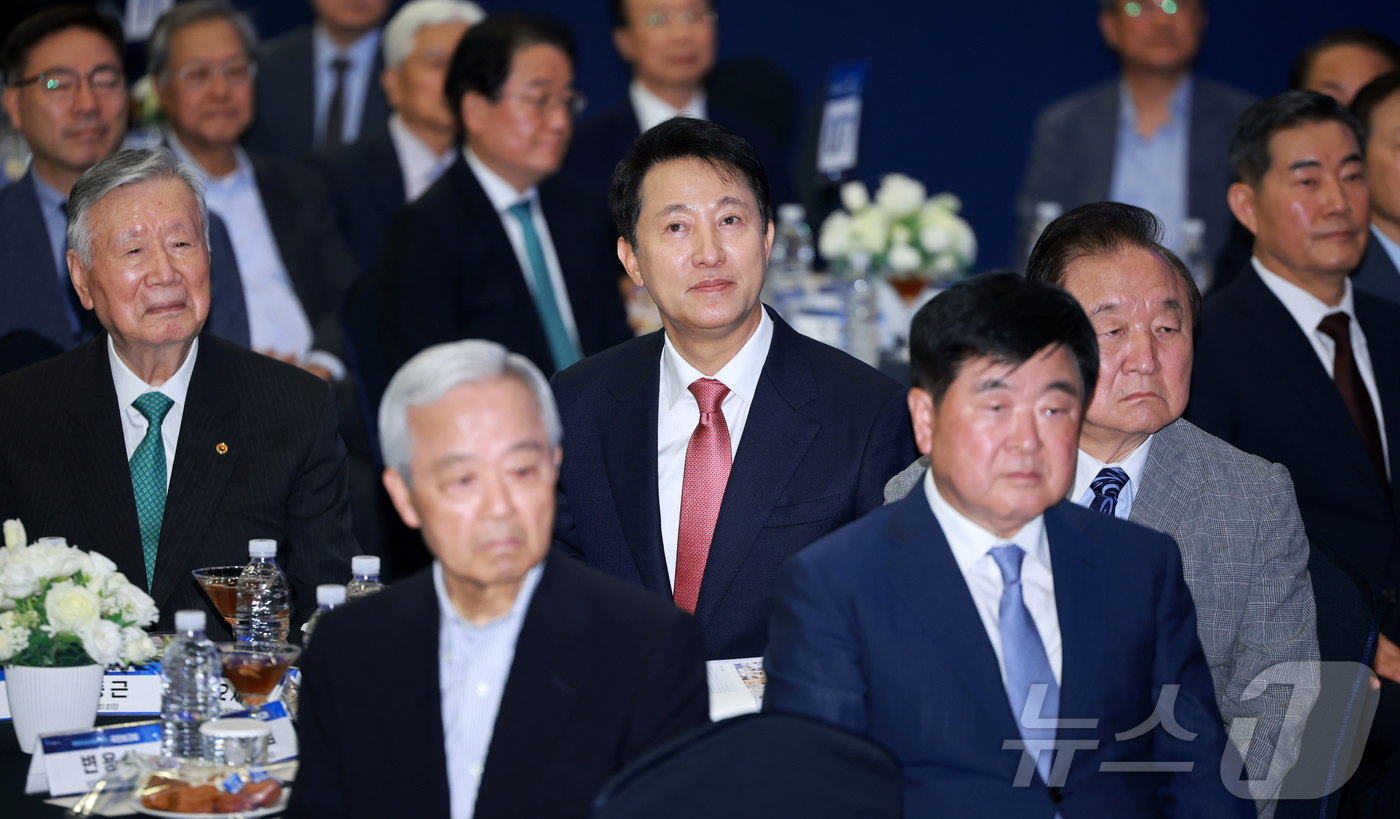 (서울=뉴스1) 김진환 기자 = 오세훈 서울시장(가운데)과 방상훈 조선일보 회장, 정대철 헌정회장이 26일 오후 서울 중구 대한상공회의소 국제회의장에서 열린 ‘통일과 나눔’ 설립 …