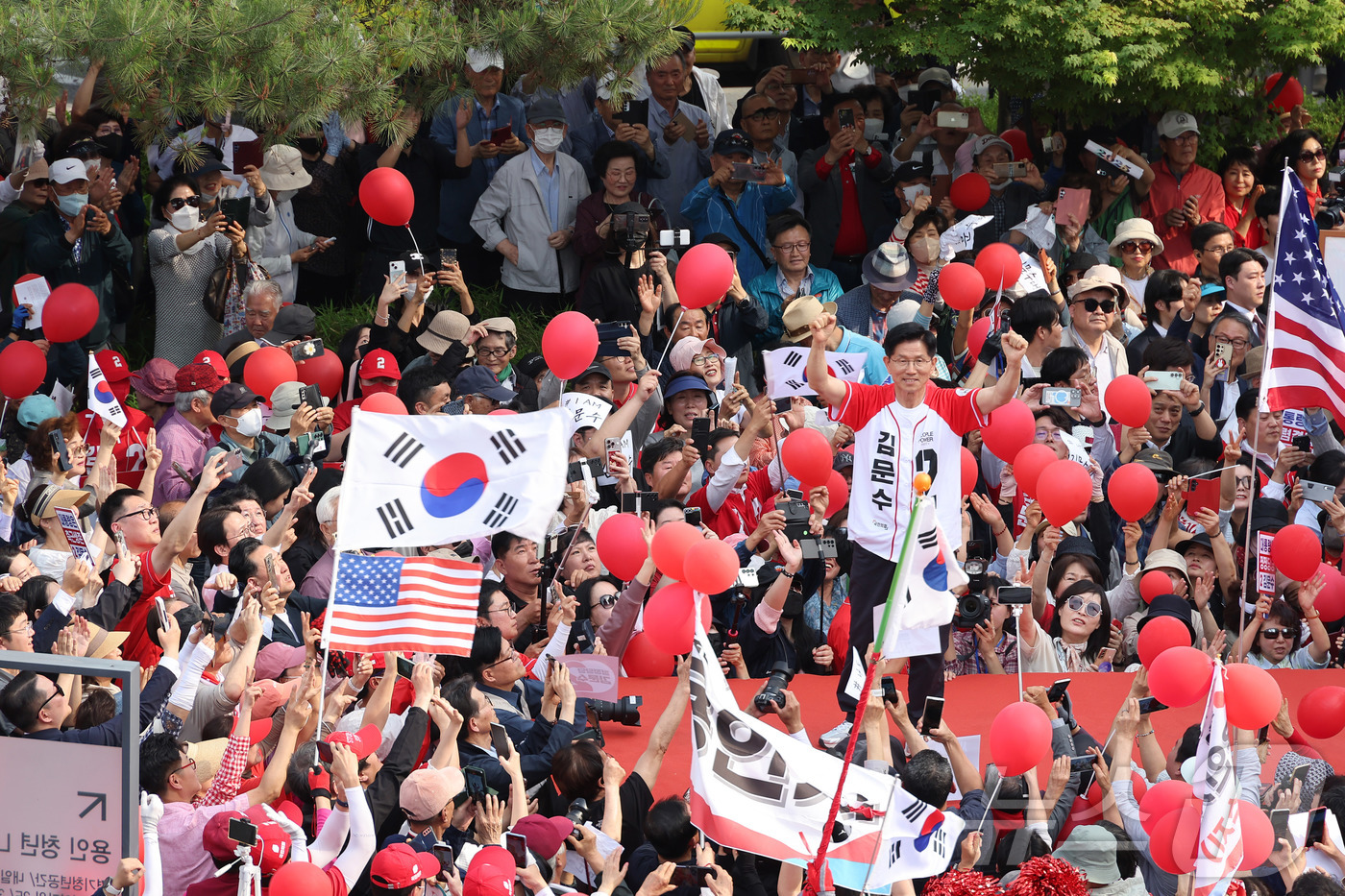 (용인=뉴스1) 이광호 기자 = 김문수 국민의힘 대통령 후보가 26일 경기 용인시 포은아트갤러리 광장에서 유세를 하고 있다. (공동취재) 2025.5.26/뉴스1
