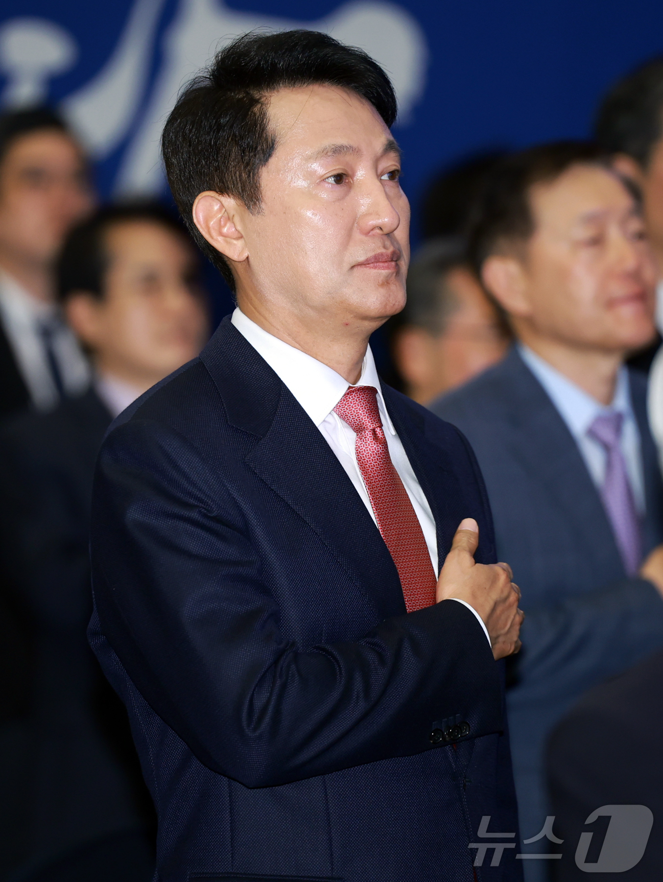 (서울=뉴스1) 김진환 기자 = 오세훈 서울시장이 26일 오후 서울 중구 대한상공회의소 국제회의장에서 열린 ‘통일과 나눔’ 설립 10주년 국민보고회에 참석해 국민의례를 하고 있다. …