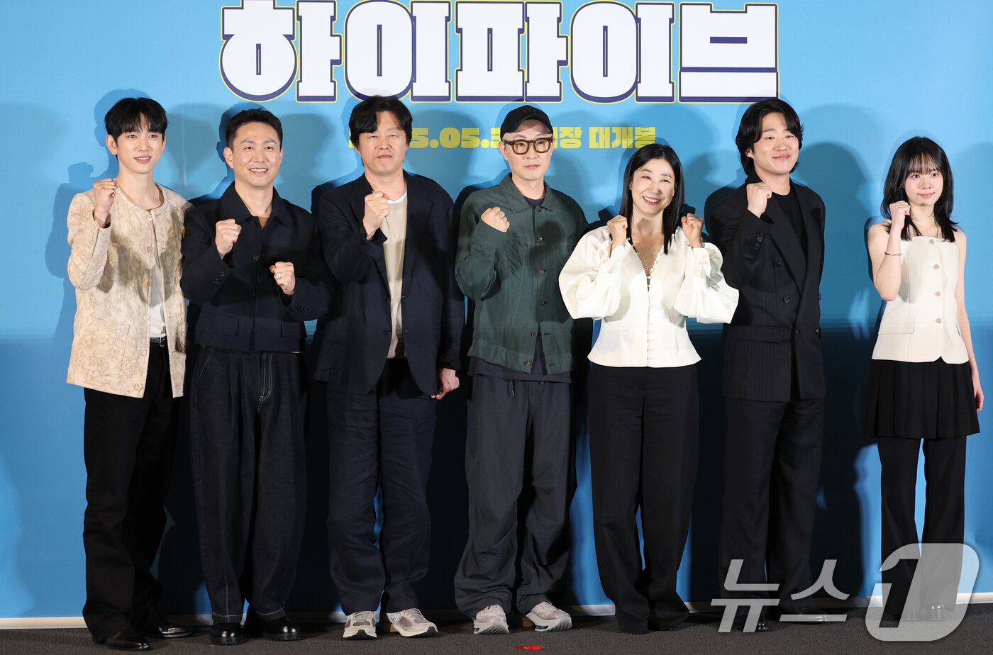 본문 이미지 - 배우 박진영(왼쪽부터)과 오정세, 김희원, 강형철 감독, 라미란, 안재홍, 이재인이 26일 서울 용산구 CGV용산아이파트몰에서 열린 영화 '하이파이브‘ 언론시사회에 참석해 포즈를 취하고 있다. '하이파이브'는 장기이식으로 우연히 각기 다른 초능력을 얻게 된 다섯 명이 그들의 능력을 탐하는 자들과 만나 벌어지는 이야기를 그린 코믹 액션 활극이다. 2025.5.26/뉴스1 ⓒ News1 권현진 기자