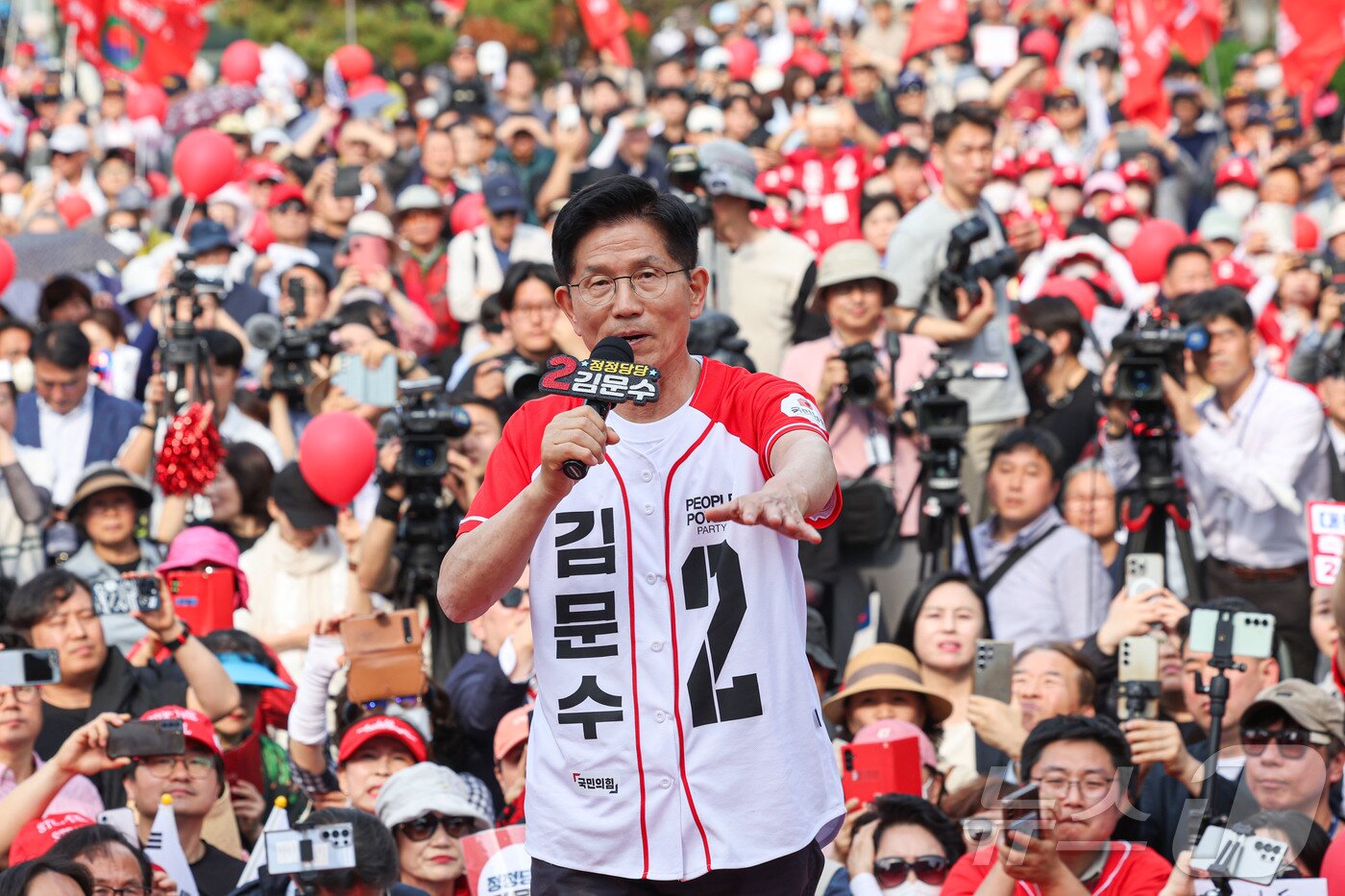 본문 이미지 - 김문수 국민의힘 대통령 후보가 26일 경기 용인시 포은아트갤러리 광장에서 유세를 하고 있다. &#40;공동취재&#41; 2025.5.26/뉴스1 ⓒ News1 이광호 기자