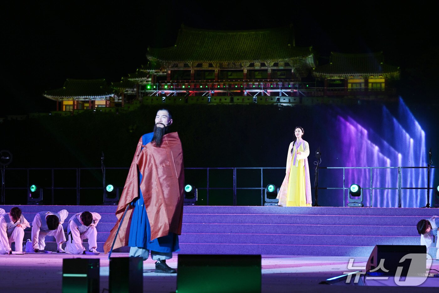 본문 이미지 - 밀양아리랑대축제 기간 공연된 실경 미디어쇼 밀양강 오딧세이 '칼을 품고 슬퍼하다' 모습.(밀양시 제공. 재판매 및 DB금지)