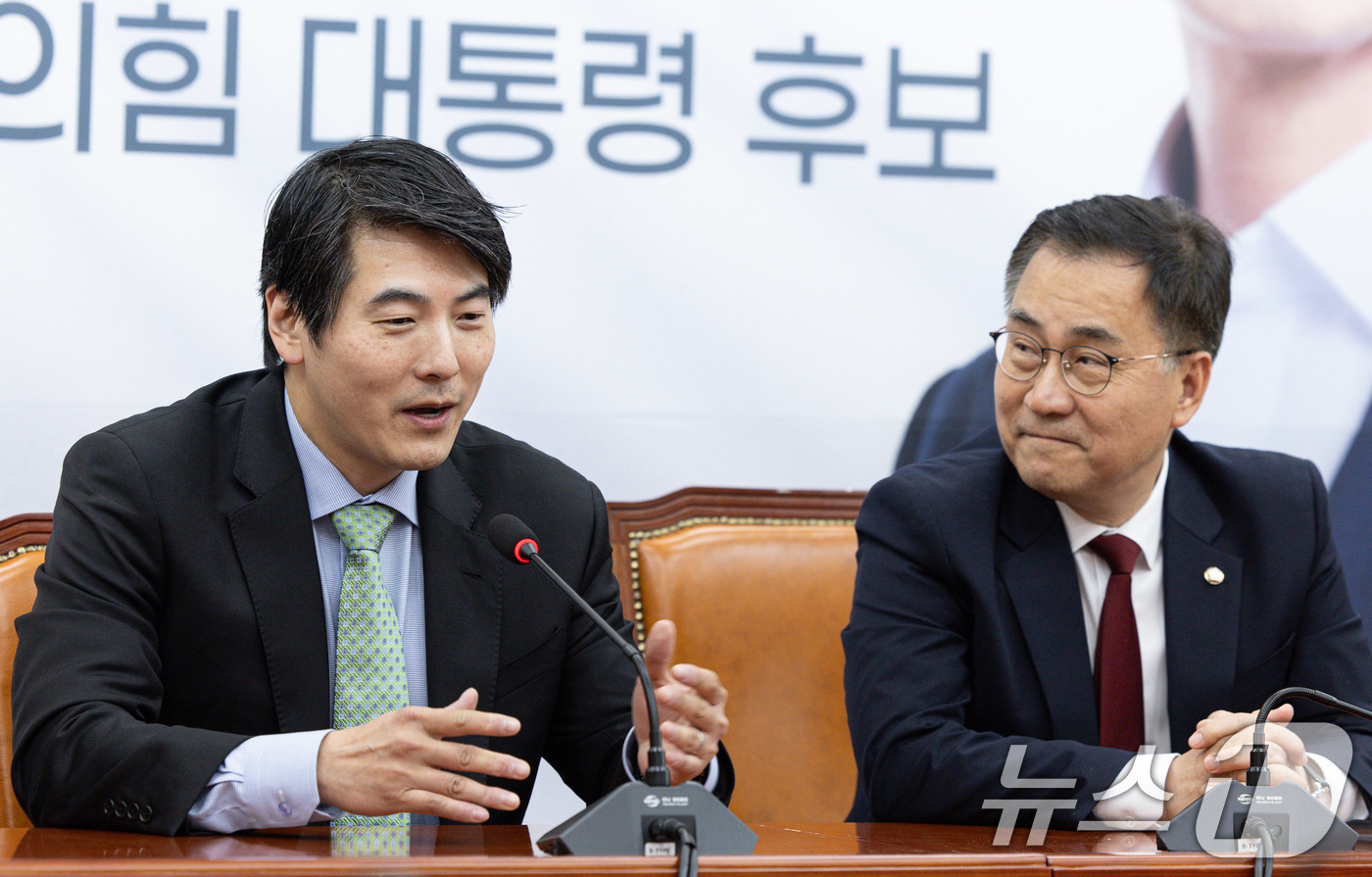 (서울=뉴스1) 이재명 기자 = 제이슨 권 오픈 AI 최고전략책임자(CSO)가 26일 오후 서울 여의도 국회에서 최형두 국민의힘 선대위 AI과학정책본부장과 회동을 갖고 있다. 20 …