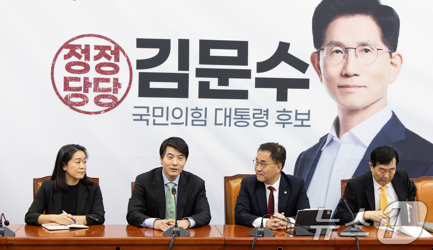 (서울=뉴스1) 이재명 기자 = 제이슨 권 오픈 AI 최고전략책임자(CSO)가 26일 오후 서울 여의도 국회에서 최형두 국민의힘 선대위 AI과학정책본부장과 회동을 갖고 있다. 20 …