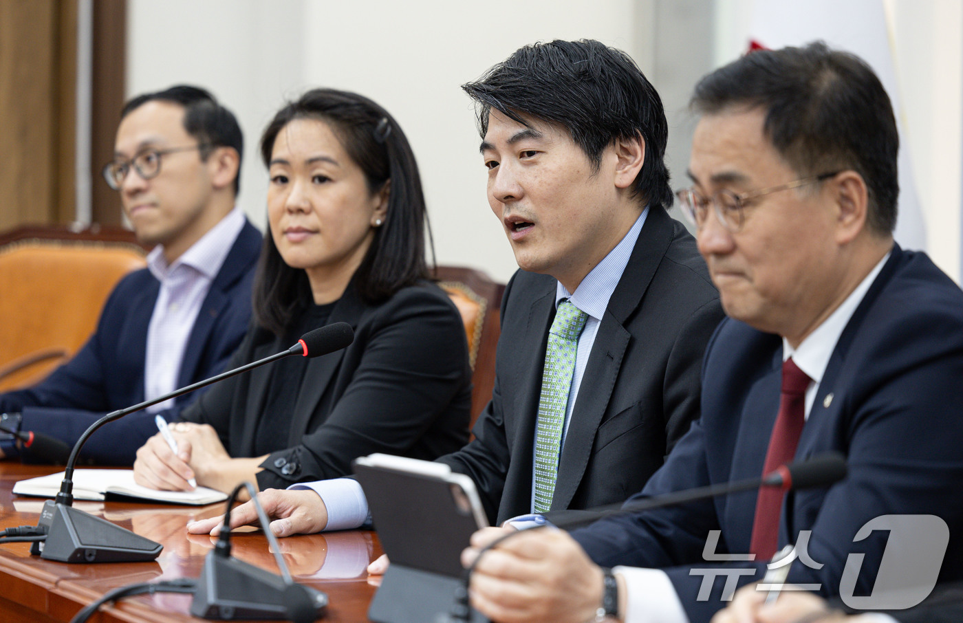 (서울=뉴스1) 이재명 기자 = 제이슨 권 오픈 AI 최고전략책임자(CSO)가 26일 오후 서울 여의도 국회에서 최형두 국민의힘 선대위 AI과학정책본부장과 회동을 갖고 있다. 20 …