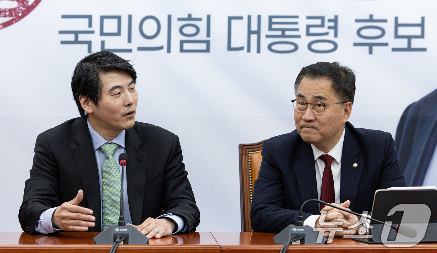 (서울=뉴스1) 이재명 기자 = 제이슨 권 오픈 AI 최고전략책임자(CSO)가 26일 오후 서울 여의도 국회에서 최형두 국민의힘 선대위 AI과학정책본부장과 회동을 갖고 있다. 20 …