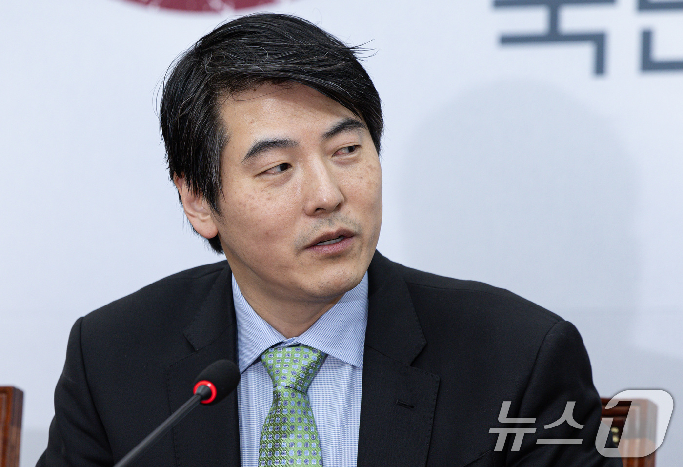 (서울=뉴스1) 이재명 기자 = 제이슨 권 오픈 AI 최고전략책임자(CSO)가 26일 오후 서울 여의도 국회에서 최형두 국민의힘 선대위 AI과학정책본부장과 회동을 갖고 있다. 20 …