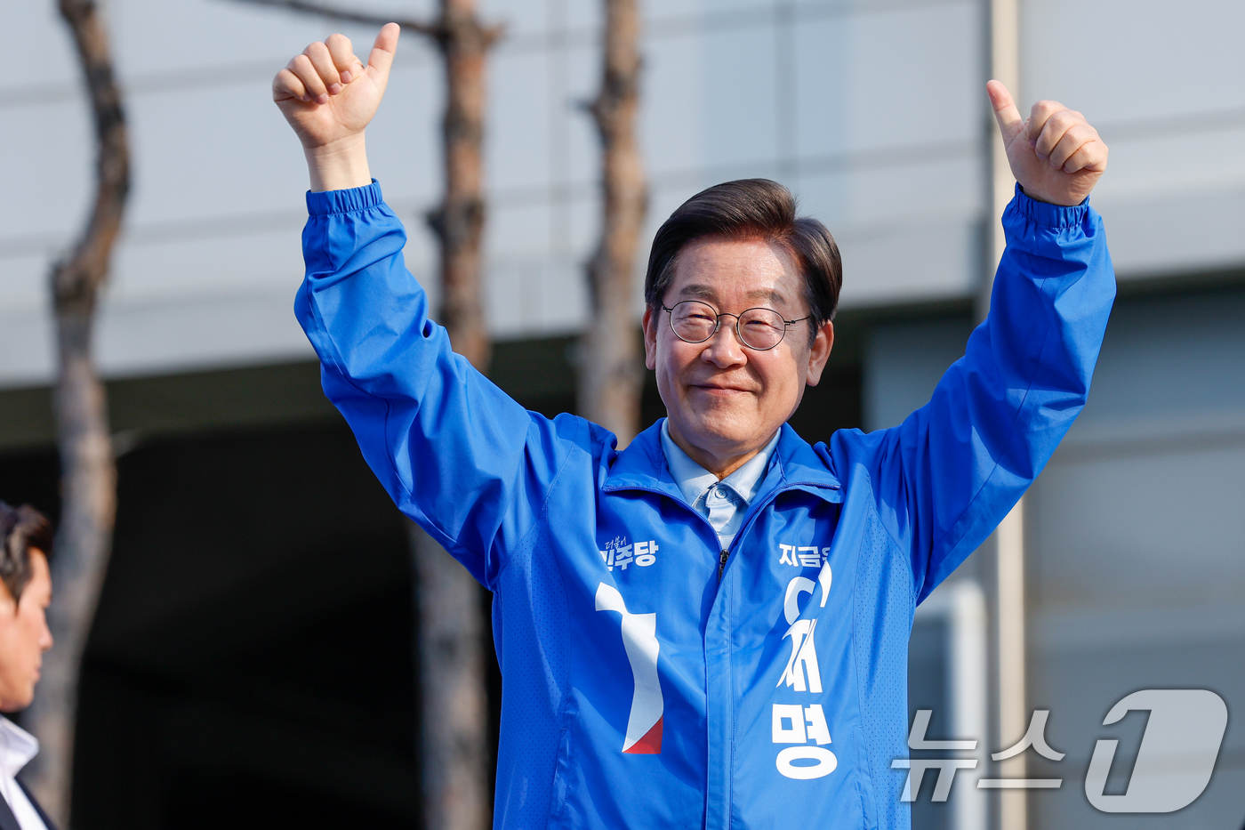 (남양주=뉴스1) 안은나 기자 = 이재명 더불어민주당 대통령 후보가 26일 오후 경기 남양주시 평내호평역 광장을 찾아 유세를 마친 뒤 인사하고 있다. 2025.5.26/뉴스1