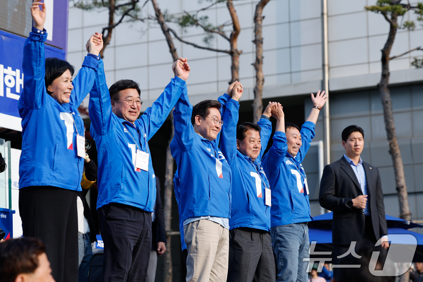 (남양주=뉴스1) 안은나 기자 = 이재명 더불어민주당 대통령 후보가 26일 오후 경기 남양주시 평내호평역 광장을 찾아 유세를 마친 뒤 최민희, 윤호중, 김병주, 김용민 의원과 인사 …