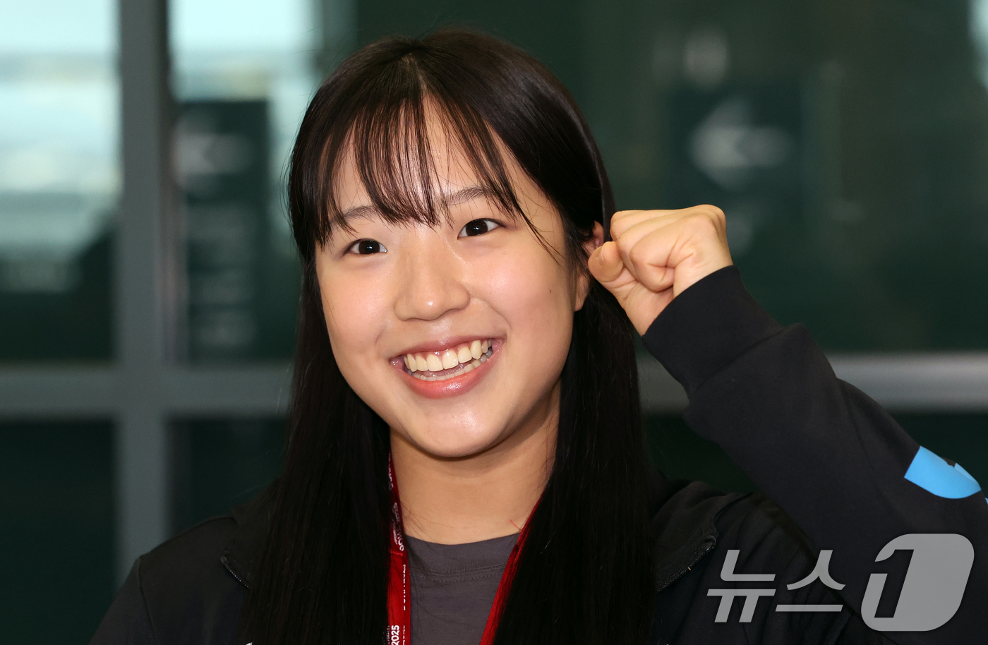 (인천공항=뉴스1) 김명섭 기자 = 탁구 국가대표 신유빈이 26일 인천공항에서 2025 카타르 도하 세계탁구선수권대회를 마치고 귀국해 파이팅을 외치고 있다. 신유빈은 이번 대회 여 …