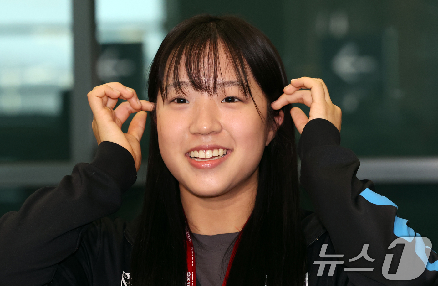 (인천공항=뉴스1) 김명섭 기자 = 탁구 국가대표 신유빈이 26일 인천공항에서 2025 카타르 도하 세계탁구선수권대회를 마치고 귀국해 인터뷰 도중 머리를 넘기고 있다. 신유빈은 이 …