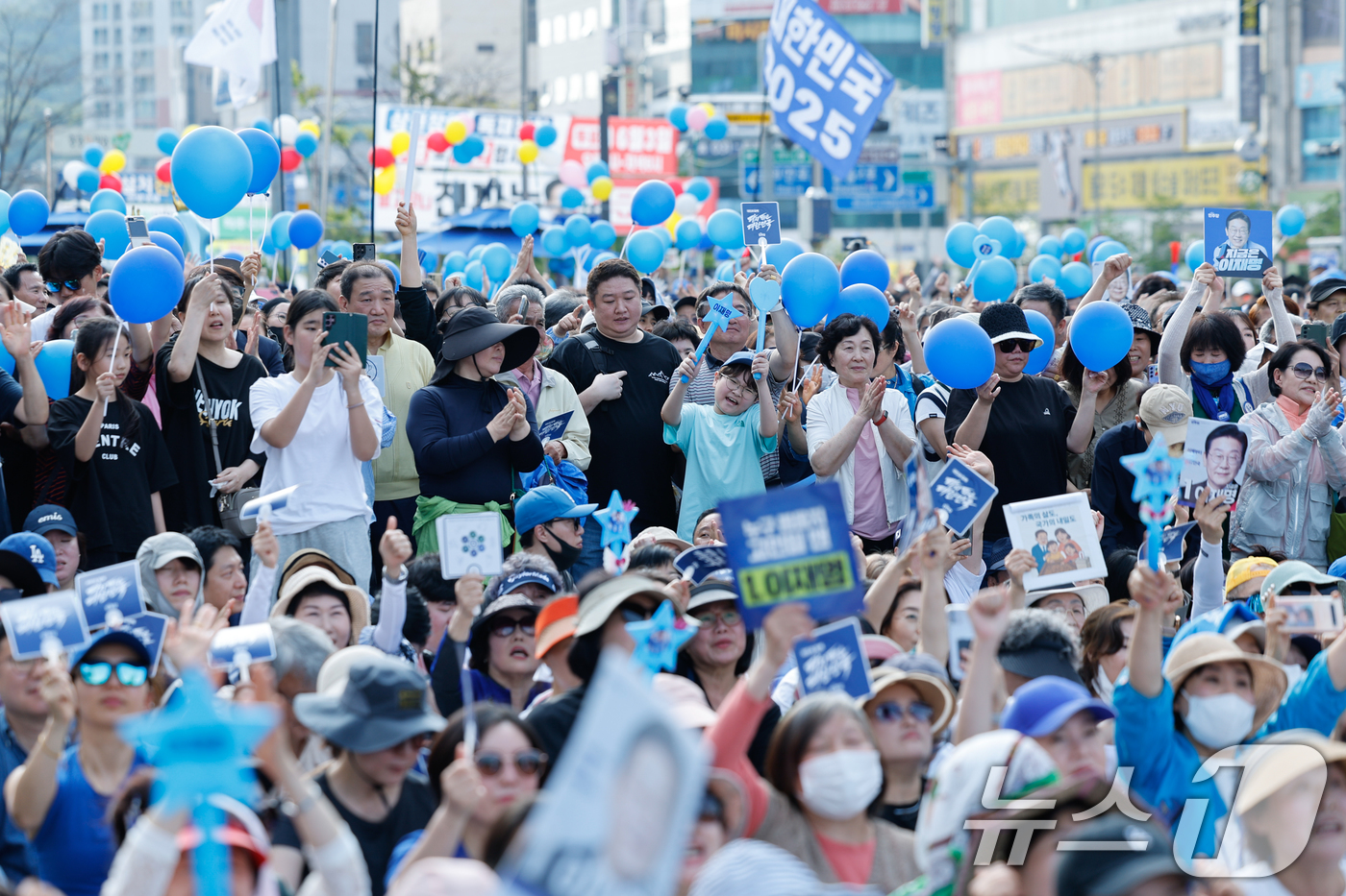 (남양주=뉴스1) 안은나 기자 = 이재명 더불어민주당 대통령 후보가 26일 오후 경기 남양주시 평내호평역 광장을 찾아 지지를 호소하는 가운데 시민들이 이를 듣고 있다. 2025.5 …
