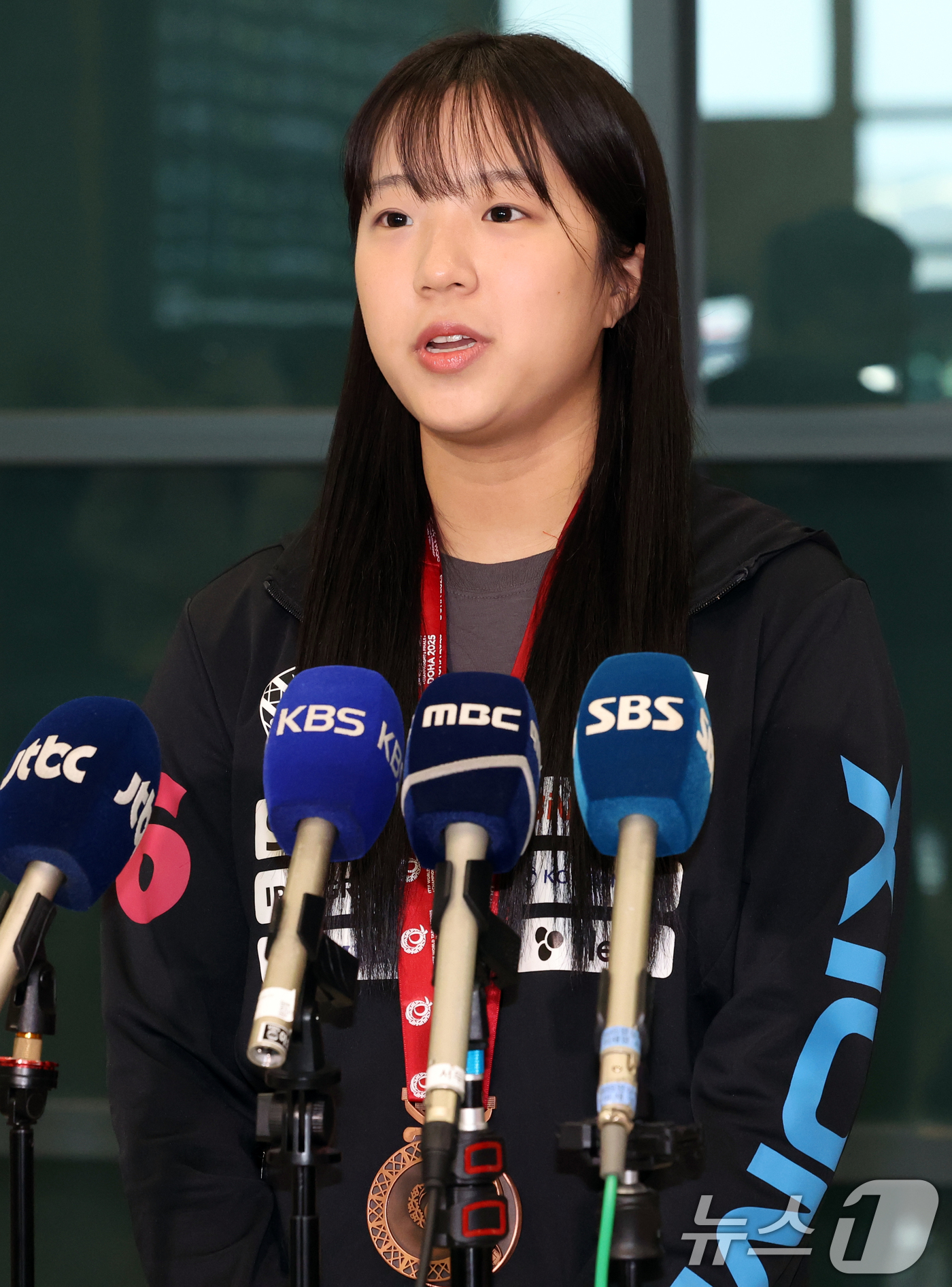 (인천공항=뉴스1) 김명섭 기자 = 탁구 국가대표 신유빈이 26일 인천공항에서 2025 카타르 도하 세계탁구선수권대회를 마치고 귀국해 인터뷰를 하고 있다. 신유빈은 이번 대회 여자 …